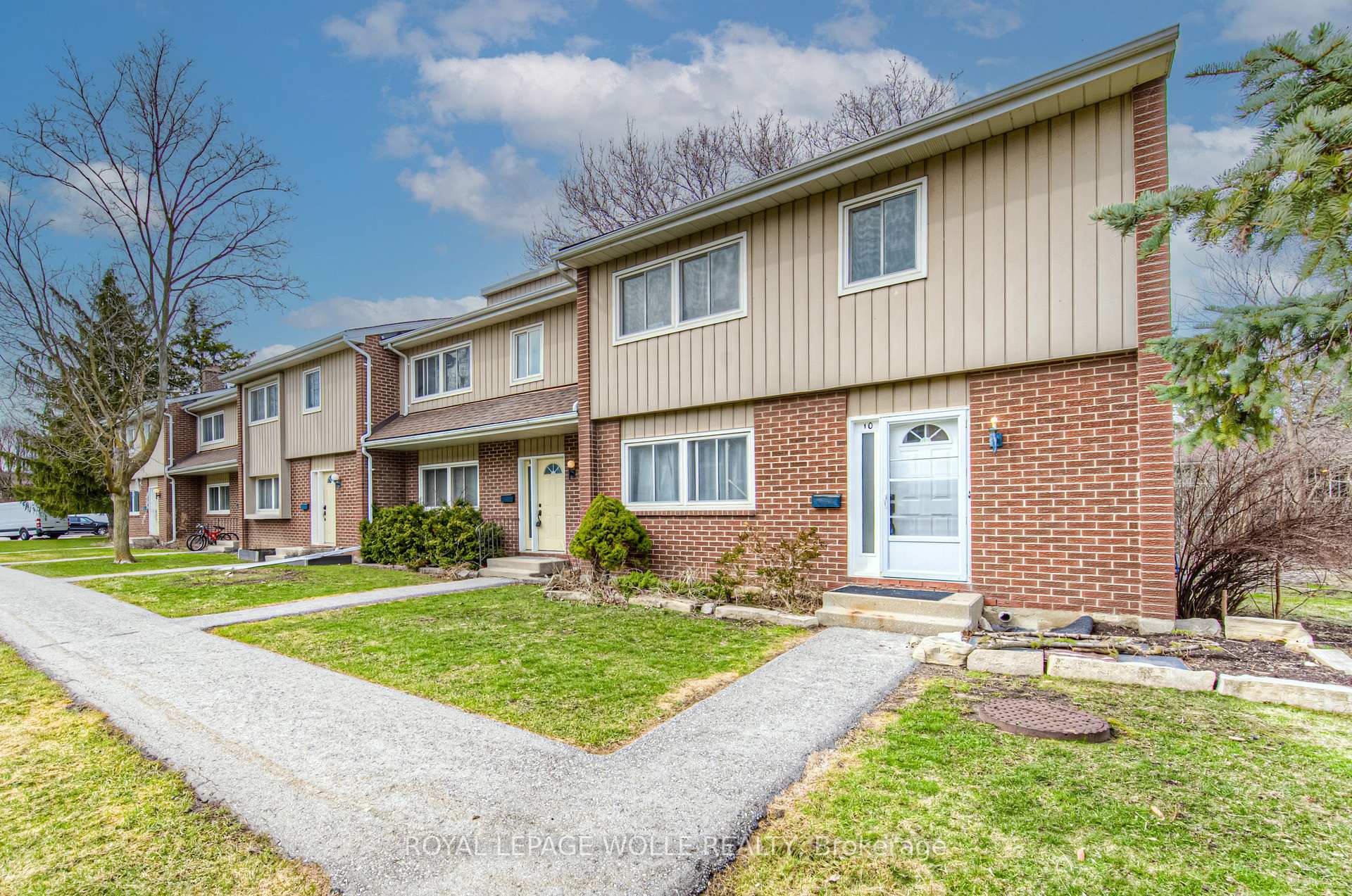 Photo 2 of Unit 9, 121 University Avenue E, Waterloo — HOMEH