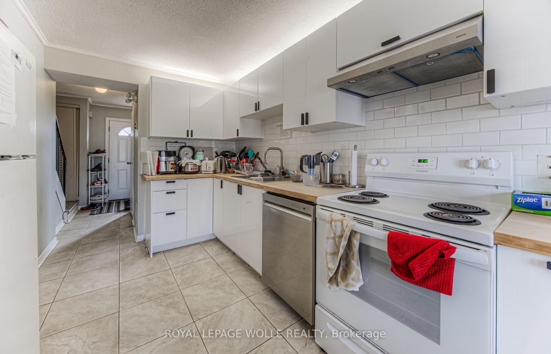 Photo 4 of Unit 9, 121 University Avenue E, Waterloo — HOMEH