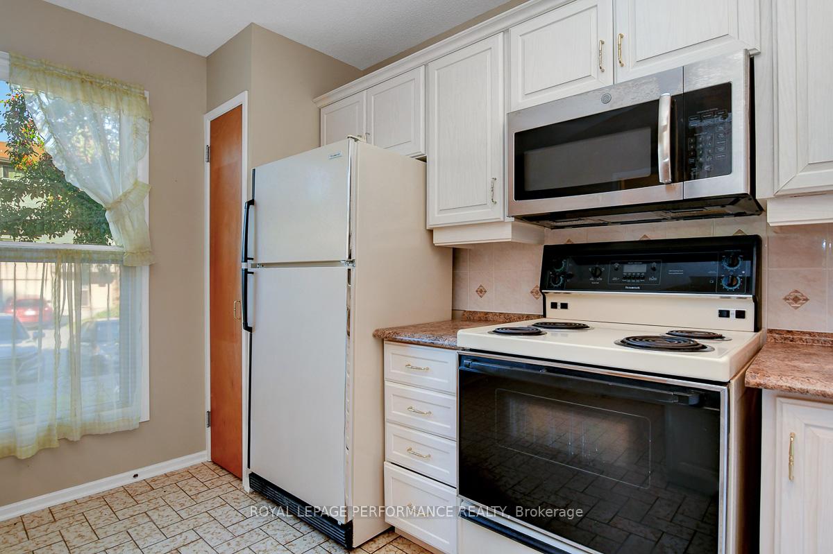 Photo 5 of 7 Carmichael Court, Ottawa, Kanata - Beaverbrook — HOMEH