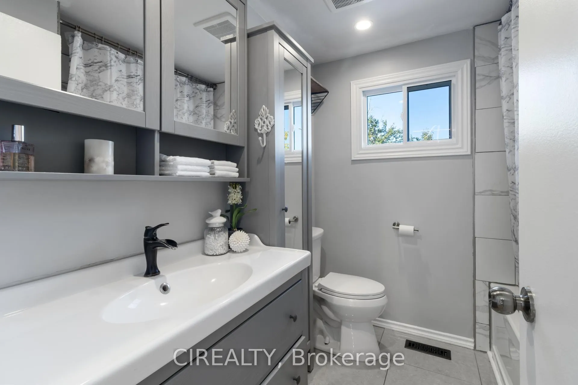 Photo 3 of 53 Christie Crescent, Barrie, Letitia Heights — HOMEH