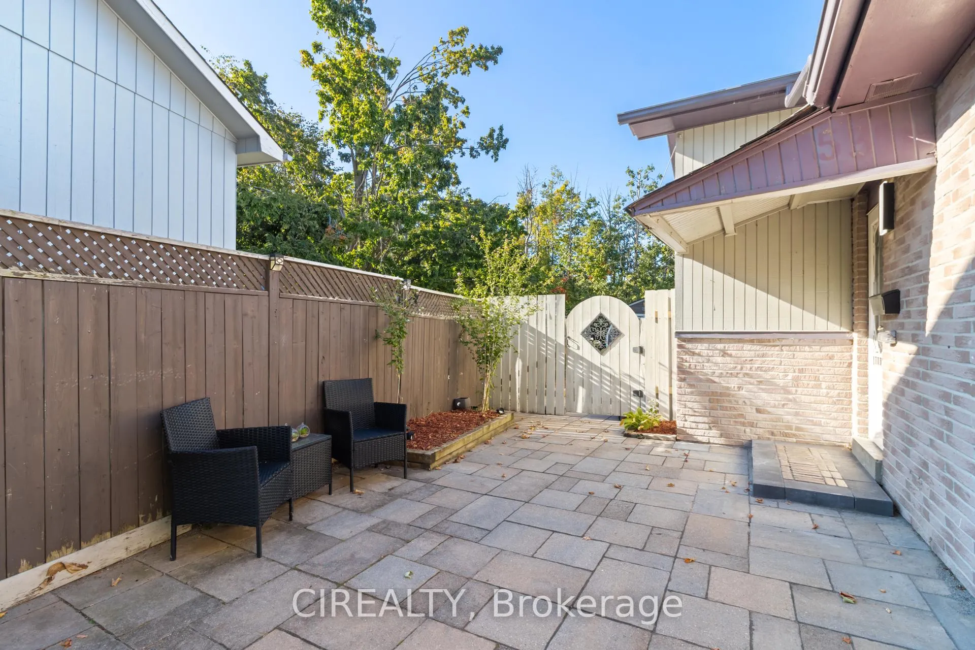 Photo 7 of 53 Christie Crescent, Barrie, Letitia Heights — HOMEH