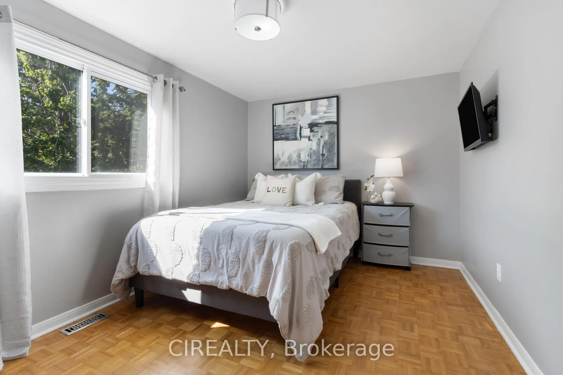 Photo 18 of 53 Christie Crescent, Barrie, Letitia Heights — HOMEH