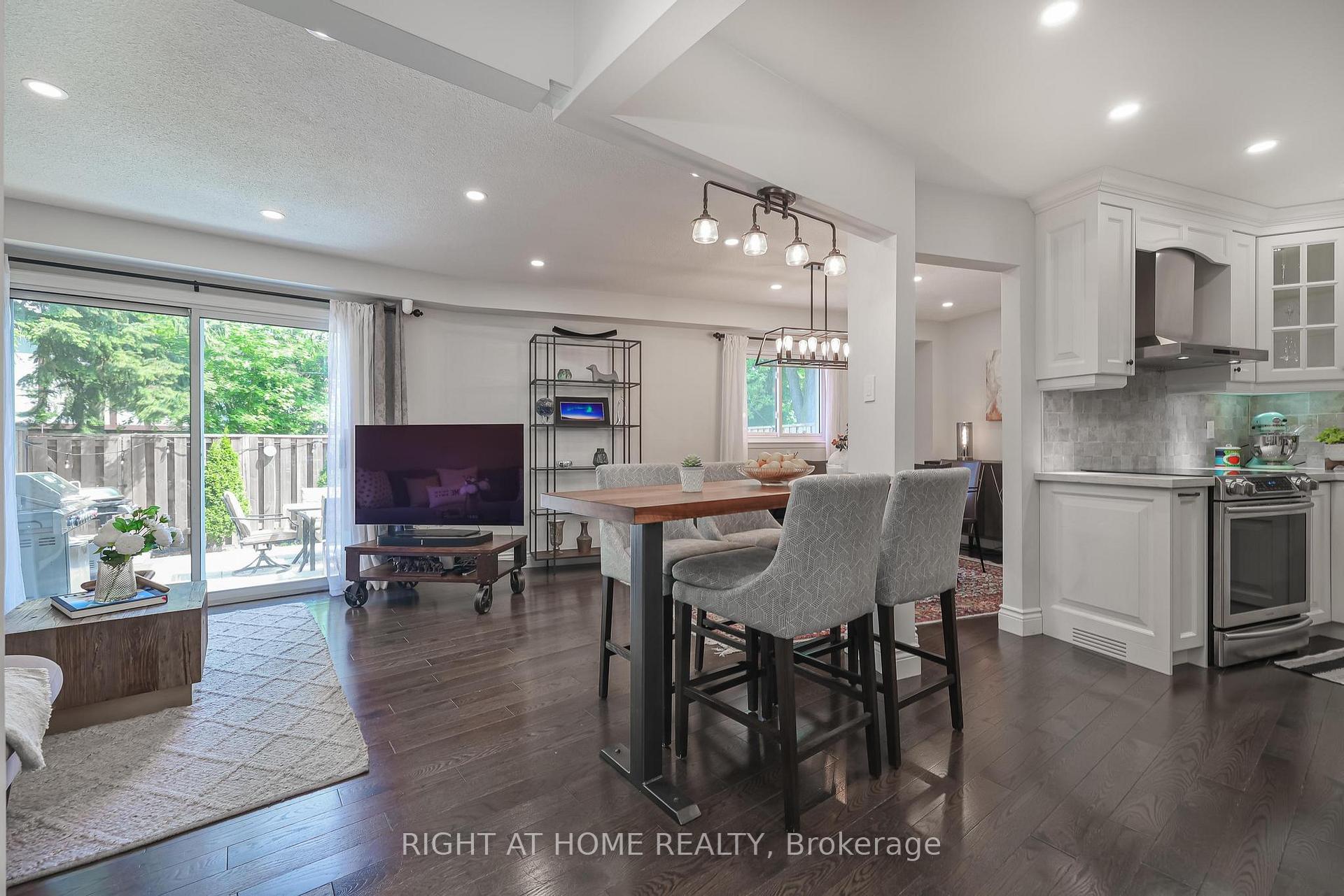 Photo 4 of Unit 308, 48 Porterfield Crescent, Markham, Aileen-Willowbrook — HOMEH