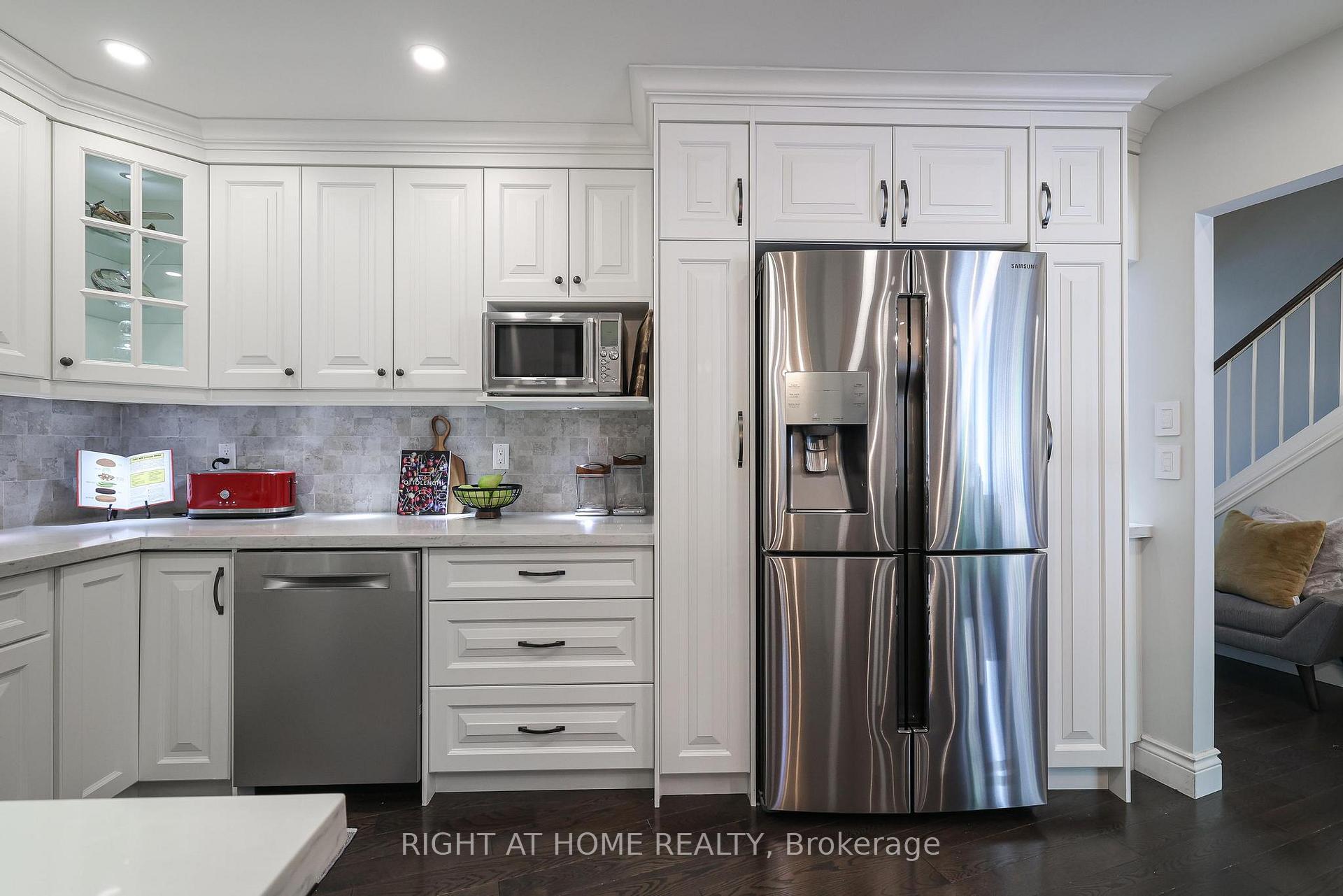 Photo 8 of Unit 308, 48 Porterfield Crescent, Markham, Aileen-Willowbrook — HOMEH