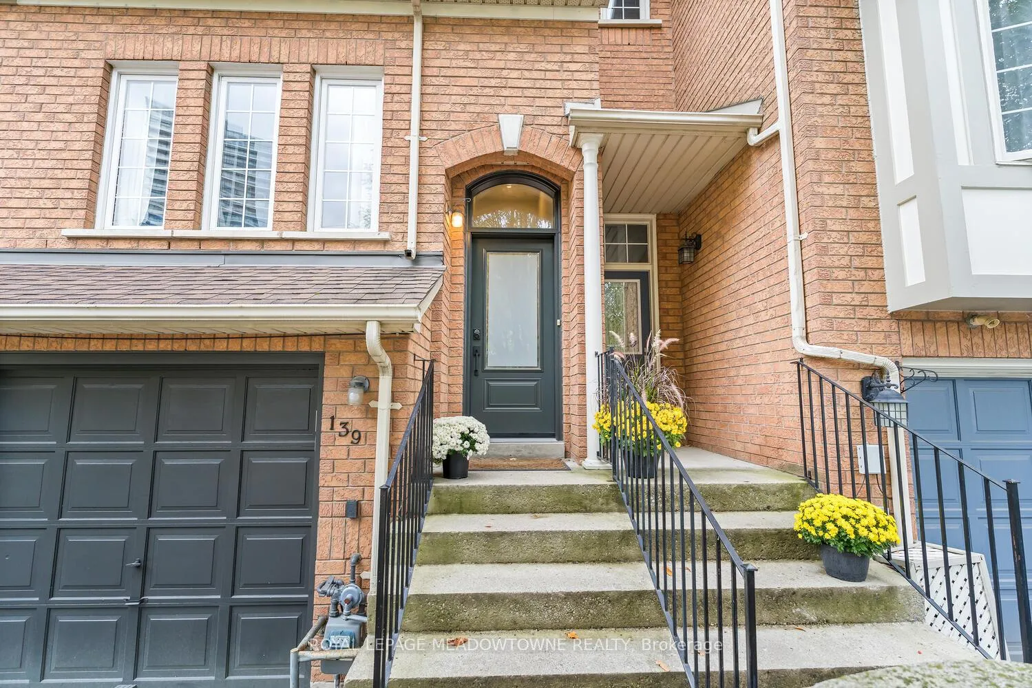 Photo 4 of 139 Harbourview Crescent, Etobicoke, Mimico — HOMEH