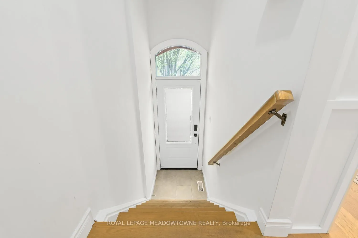 Photo 5 of 139 Harbourview Crescent, Etobicoke, Mimico — HOMEH