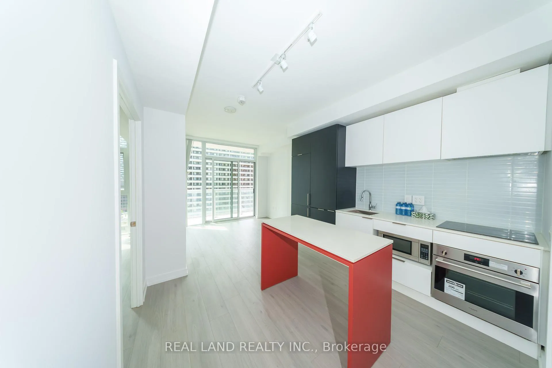 Photo 4 of Unit 814, 33 Helendale Avenue, Toronto, Yonge-Eglinton — HOMEH