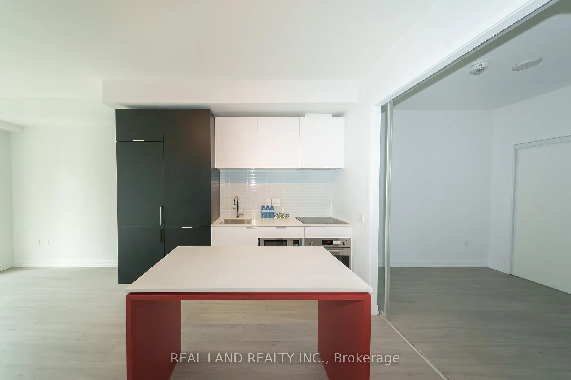 Photo 5 of Unit 814, 33 Helendale Avenue, Toronto, Yonge-Eglinton — HOMEH