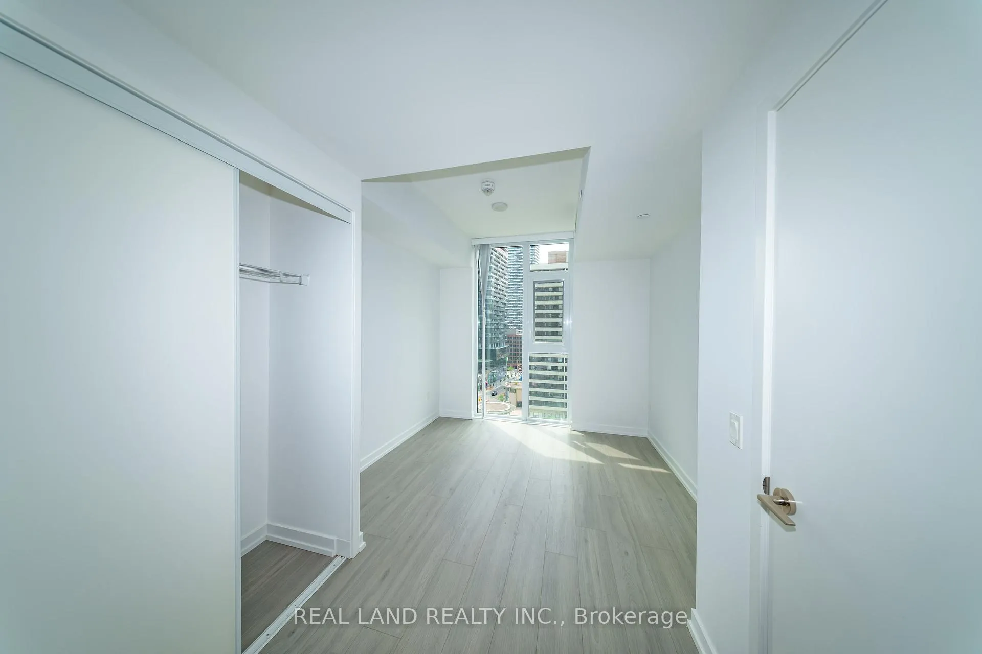 Photo 9 of Unit 814, 33 Helendale Avenue, Toronto, Yonge-Eglinton — HOMEH