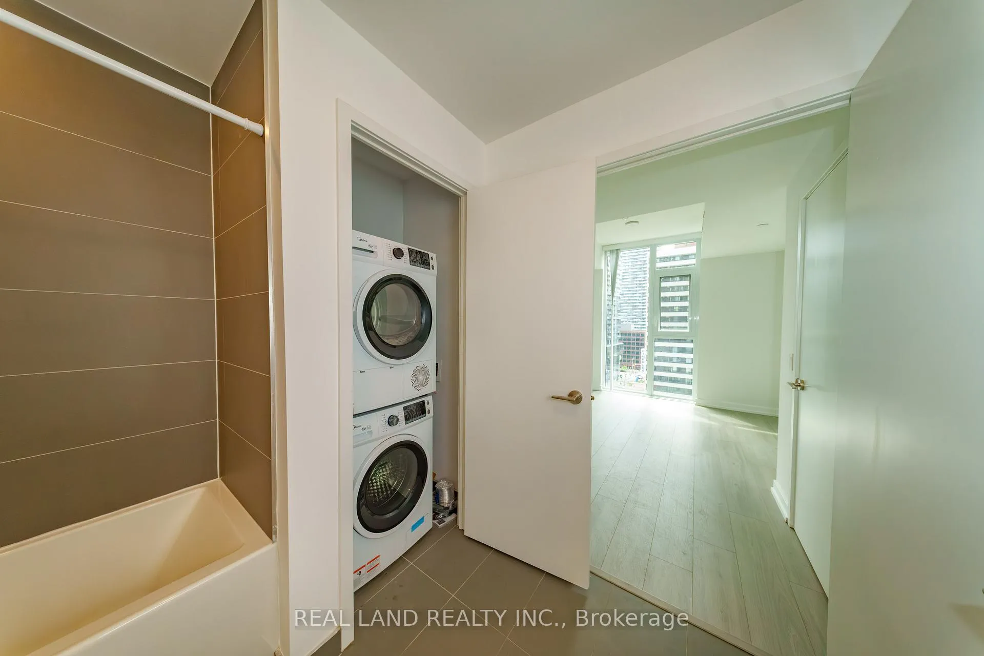 Photo 12 of Unit 814, 33 Helendale Avenue, Toronto, Yonge-Eglinton — HOMEH