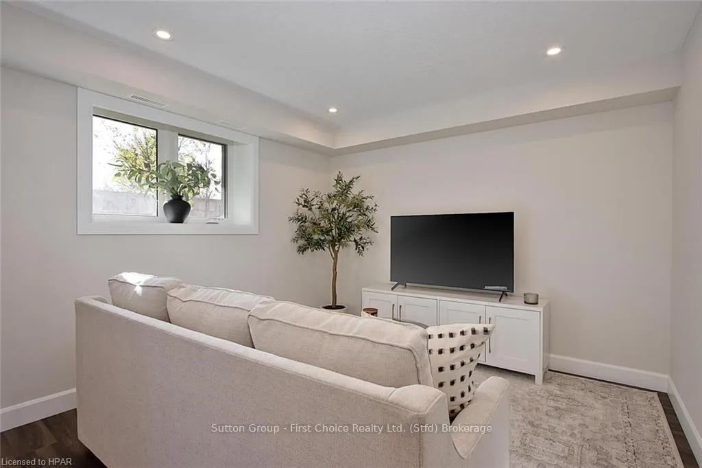 Photo 8 of Unit Unit 6, 3202 Vivian Line, Stratford — HOMEH