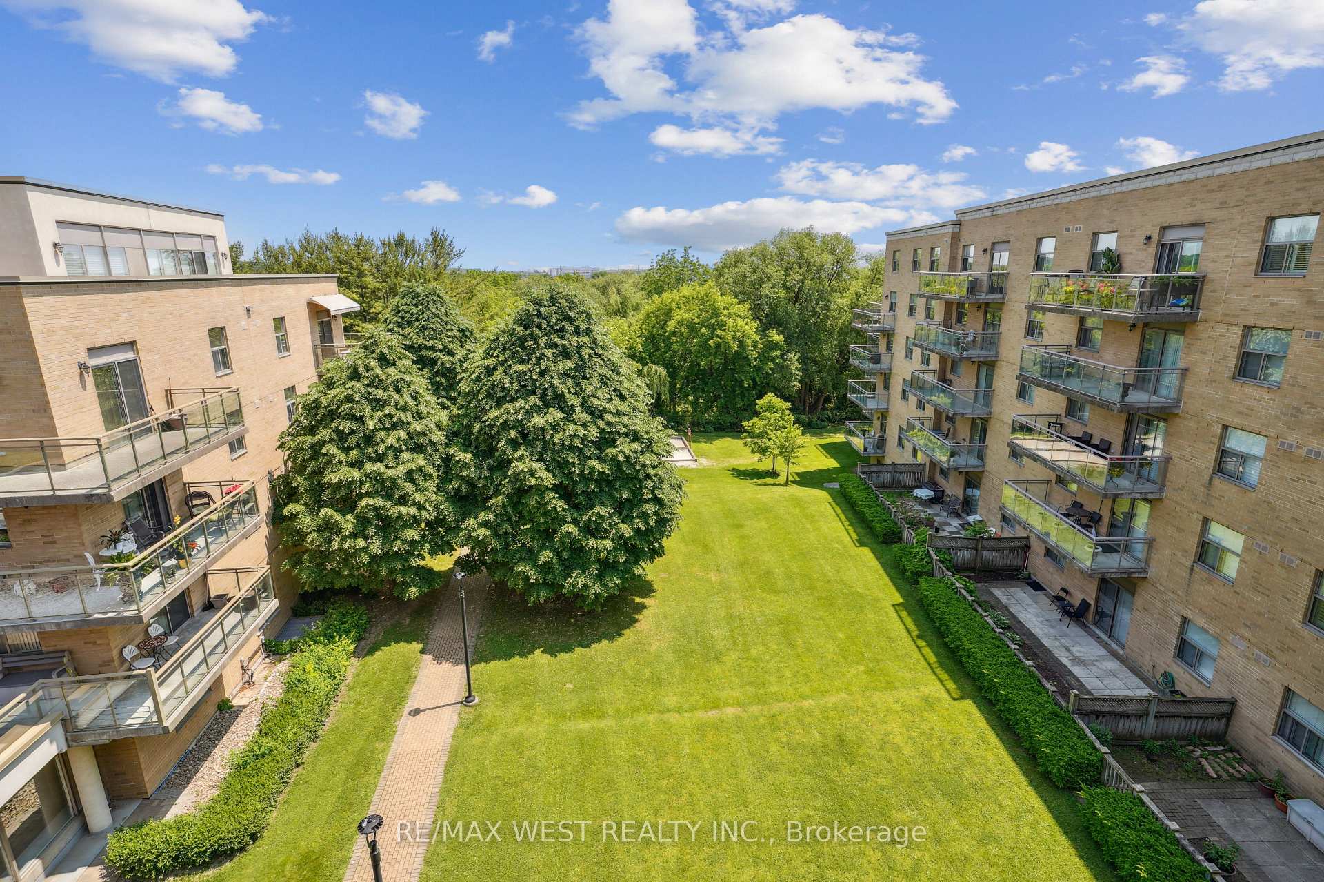 Photo 10 of Unit 520, 2502 Rutherford Road, Vaughan, Maple — HOMEH