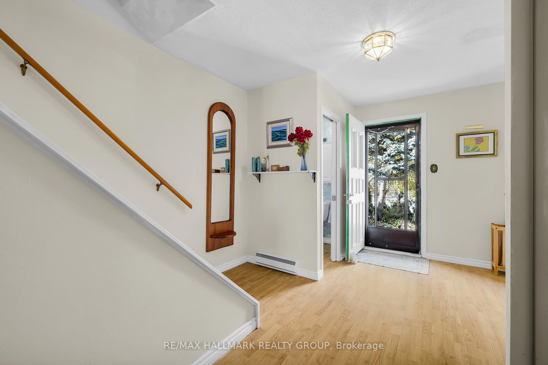 Photo 5 of 10 Black Forest Lane, Ottawa, Arbeatha Park — HOMEH