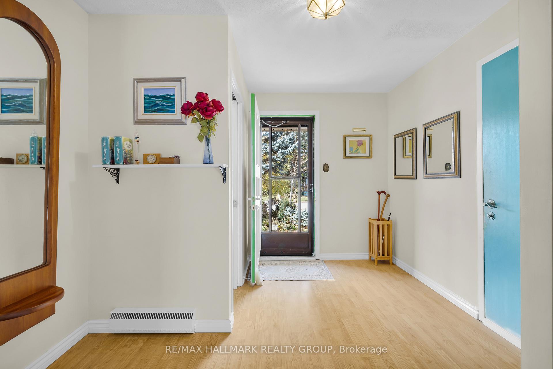 Photo 6 of 10 Black Forest Lane, Ottawa, Arbeatha Park — HOMEH