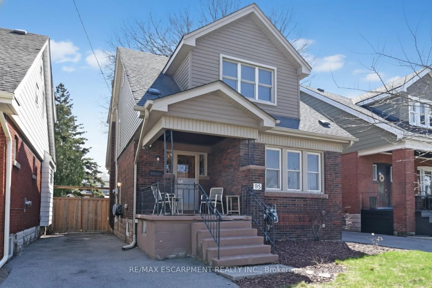 Front of 95 Huxley Avenue S