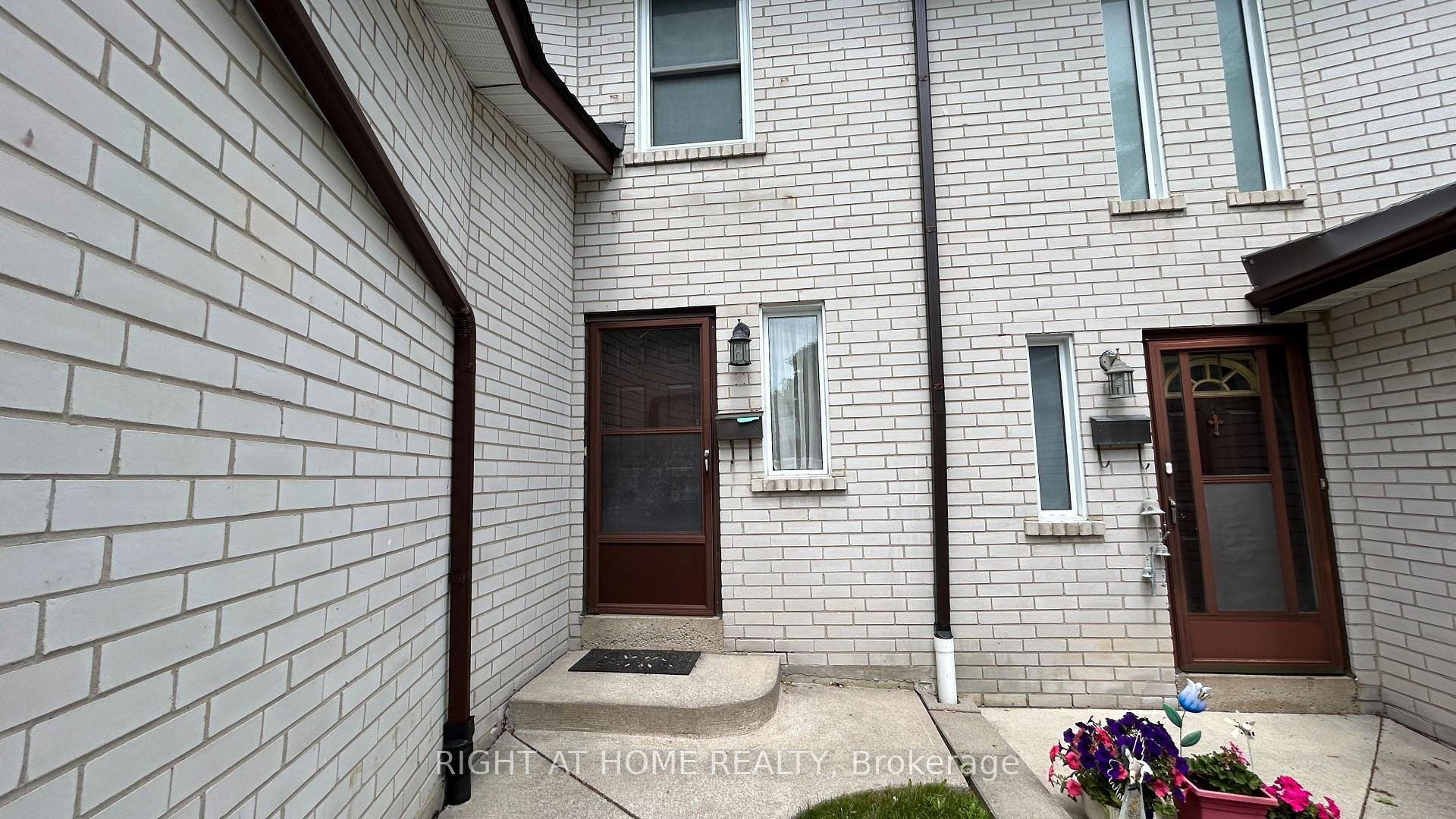 Photo 2 of 26 Niles Way, Markham, Aileen-Willowbrook — HOMEH