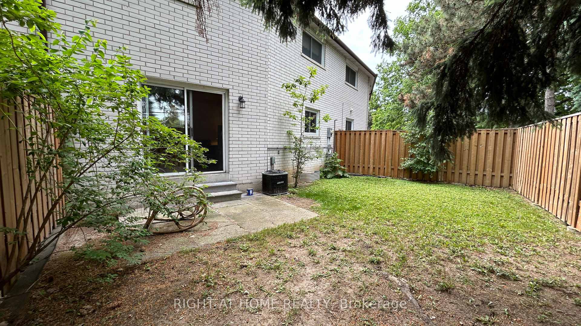 Photo 3 of 26 Niles Way, Markham, Aileen-Willowbrook — HOMEH
