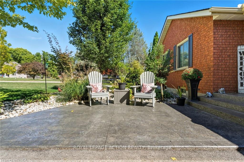Photo 3 of 8 First Street, Brant, Brantford Twp — HOMEH