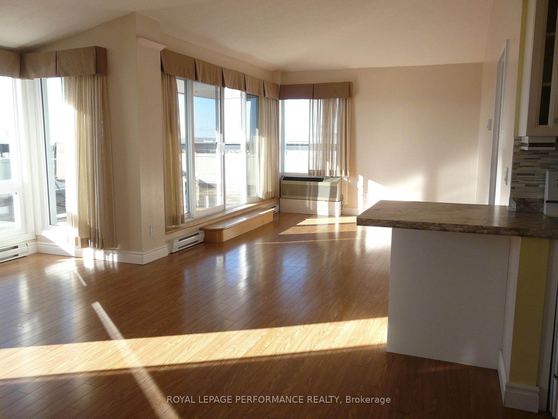 Photo 2 of Unit Penthouse 2, 158C Mcarthur Avenue, Ottawa, Vanier — HOMEH