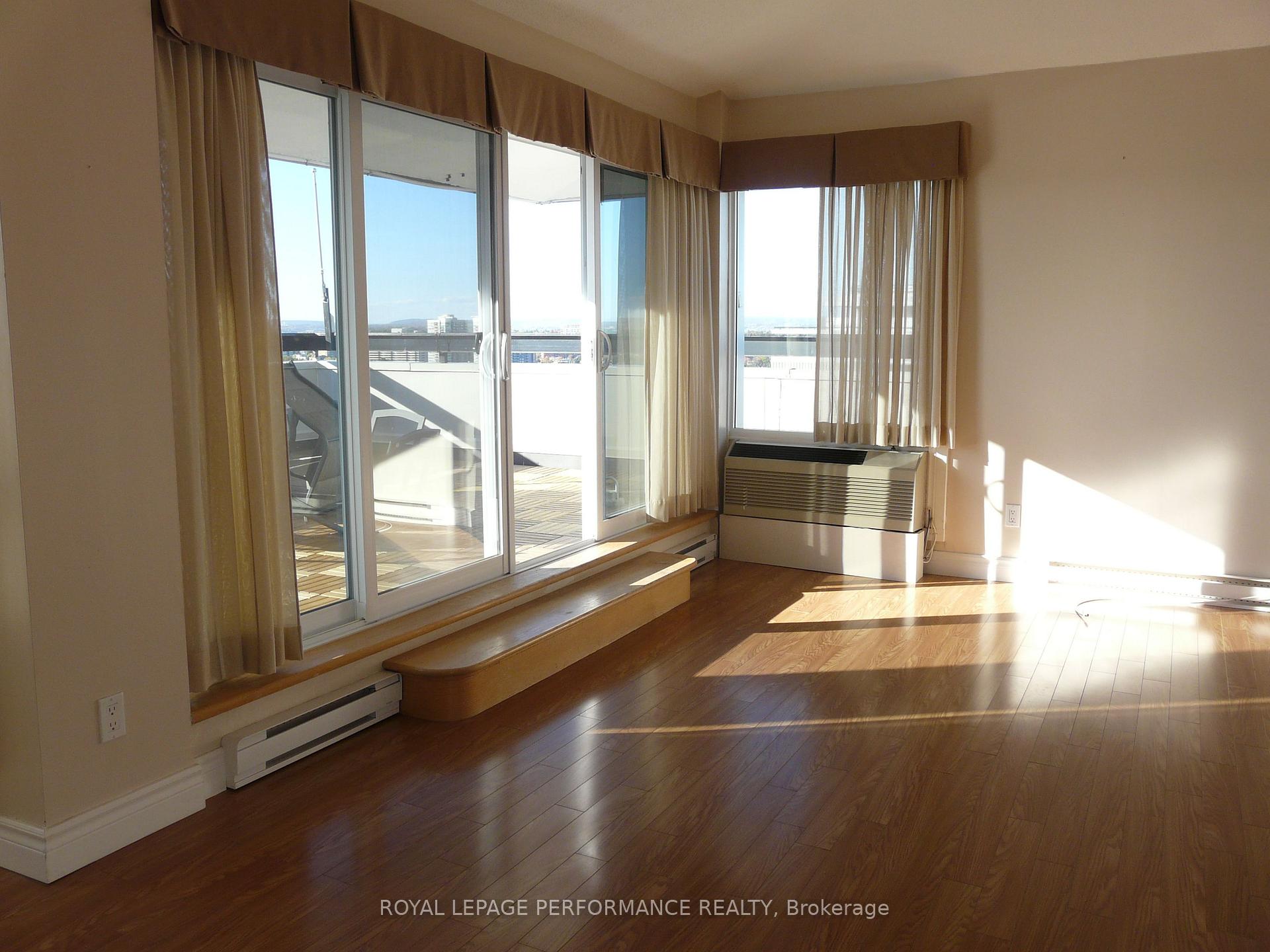 Photo 3 of Unit Penthouse 2, 158C Mcarthur Avenue, Ottawa, Vanier — HOMEH