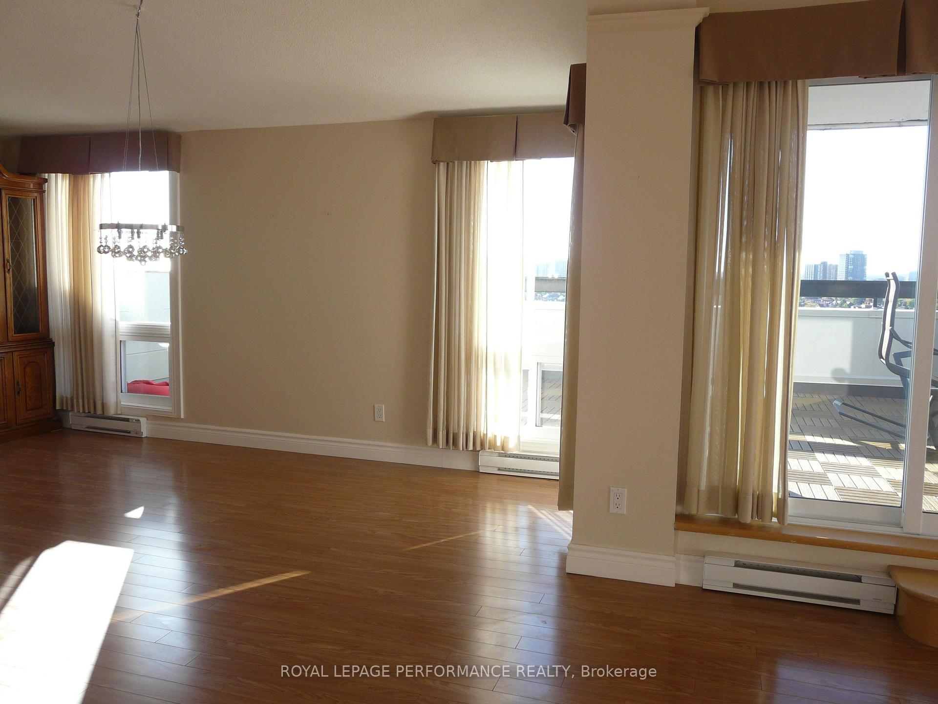Photo 5 of Unit Penthouse 2, 158C Mcarthur Avenue, Ottawa, Vanier — HOMEH