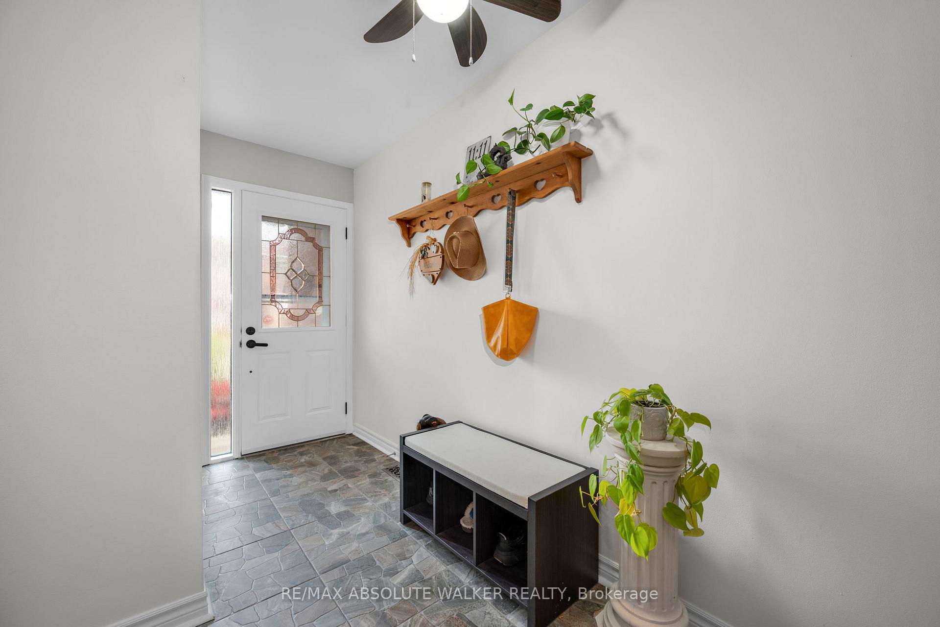 Photo 3 of Unit 52, 105 Claiborne Way, Ottawa, Queenswood Heights South — HOMEH