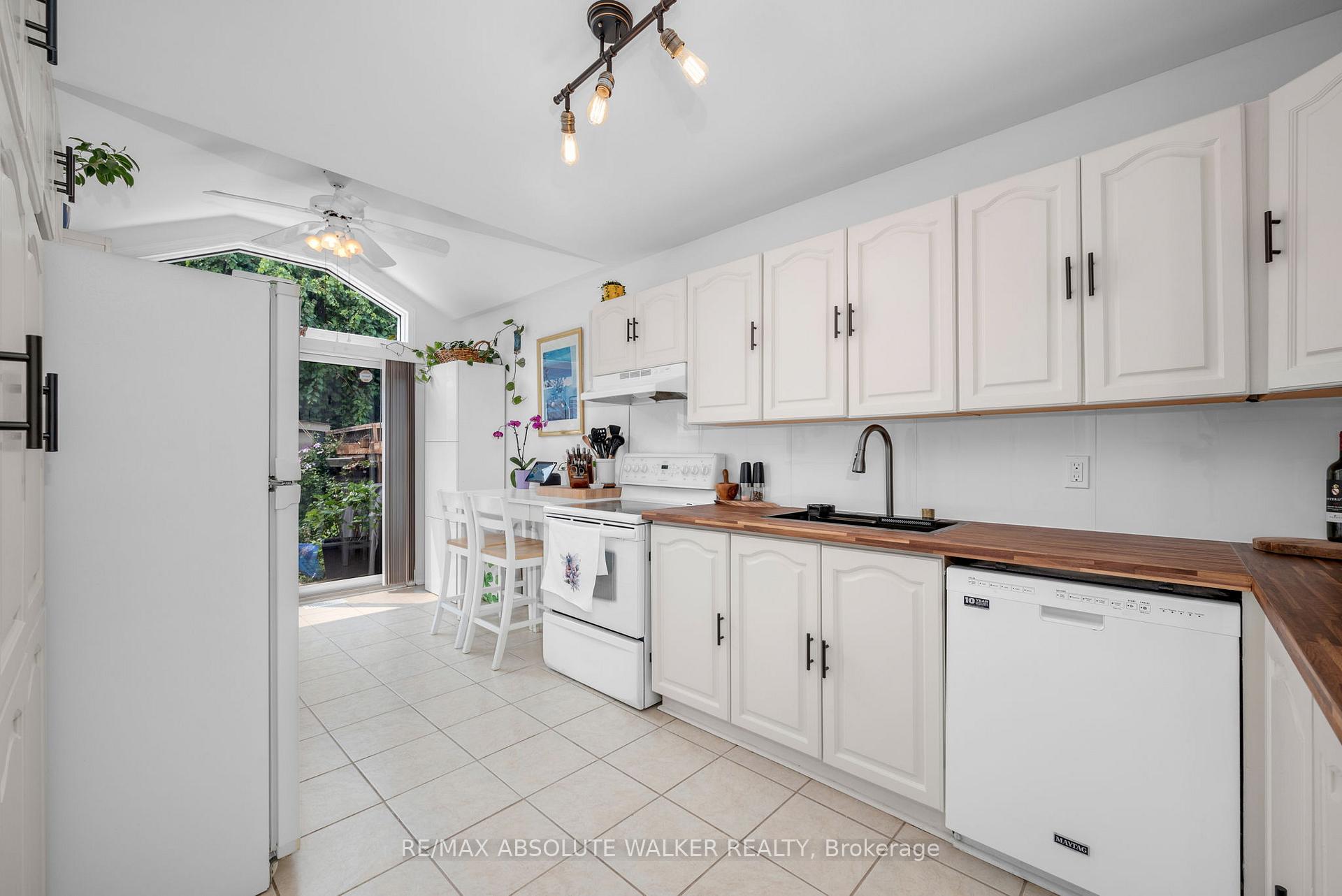 Photo 9 of Unit 52, 105 Claiborne Way, Ottawa, Queenswood Heights South — HOMEH