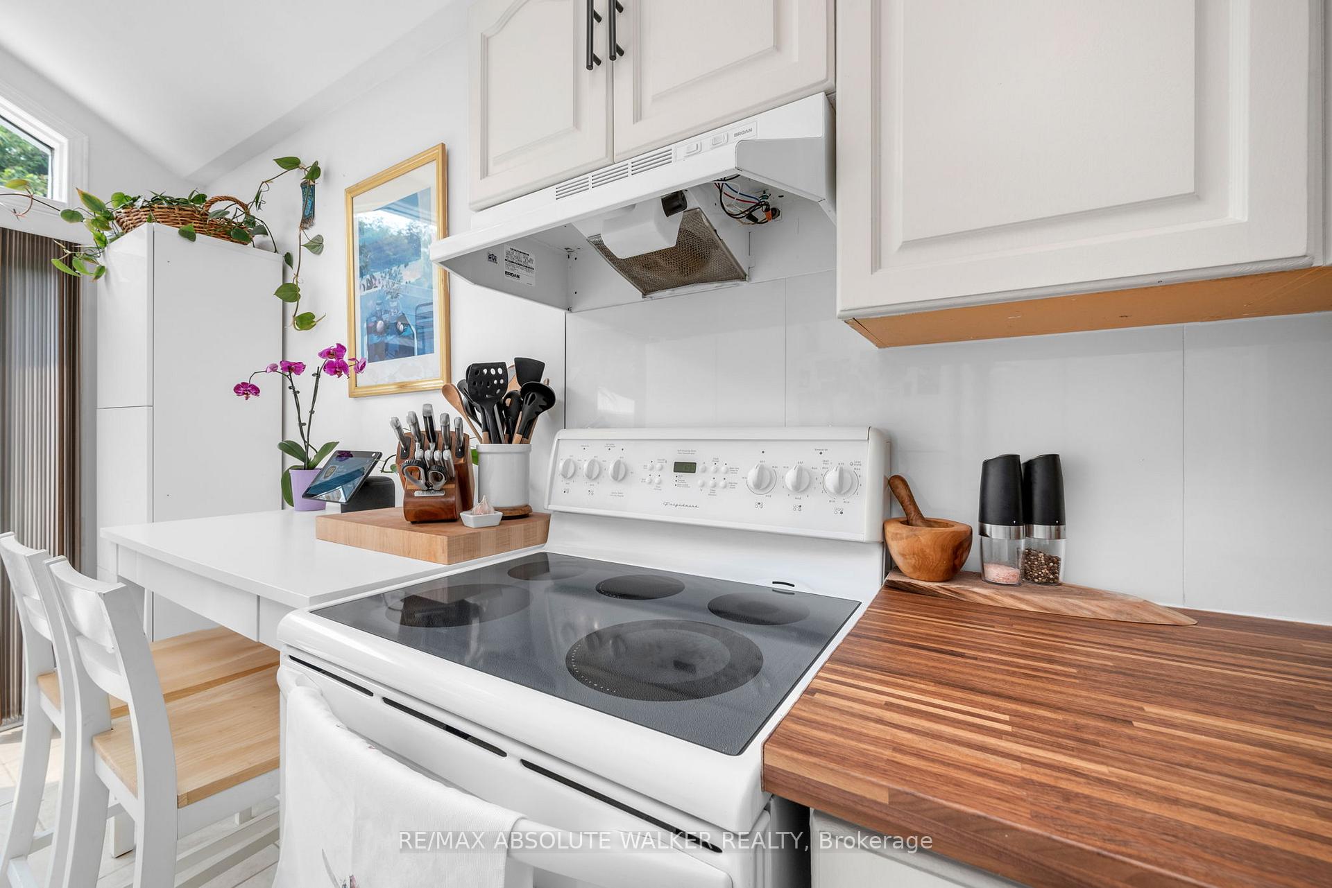 Photo 10 of Unit 52, 105 Claiborne Way, Ottawa, Queenswood Heights South — HOMEH