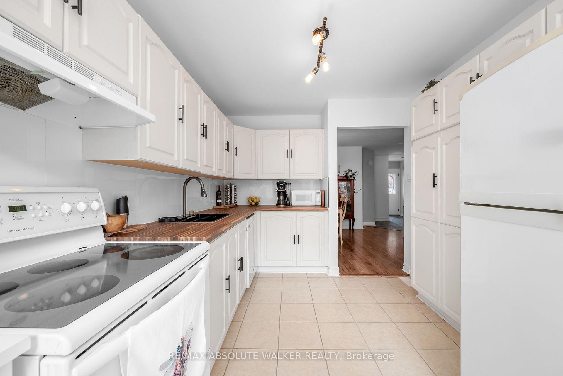 Photo 11 of Unit 52, 105 Claiborne Way, Ottawa, Queenswood Heights South — HOMEH