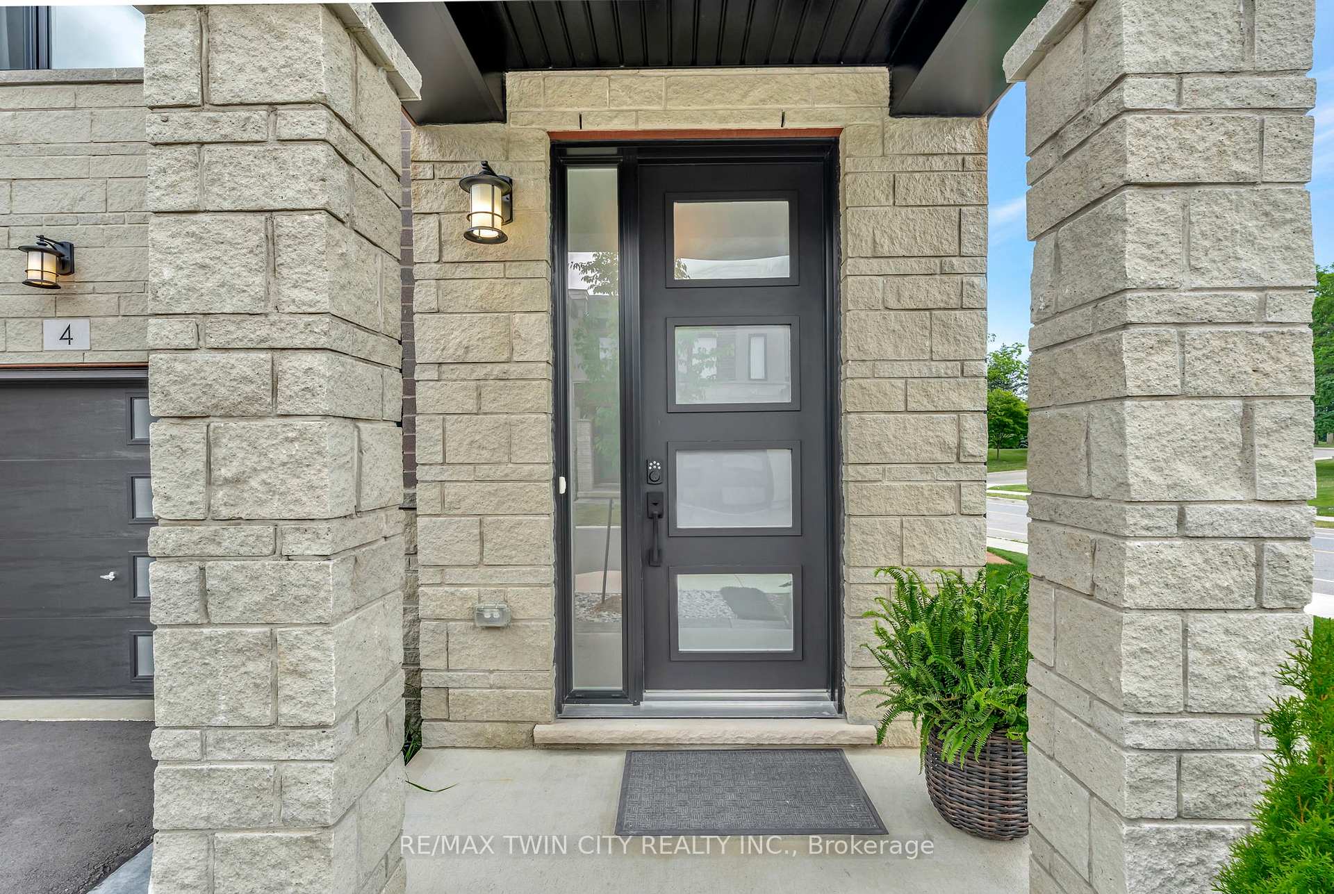 Photo 4 of 4 Southam Lane, Hamilton, Mountview — HOMEH