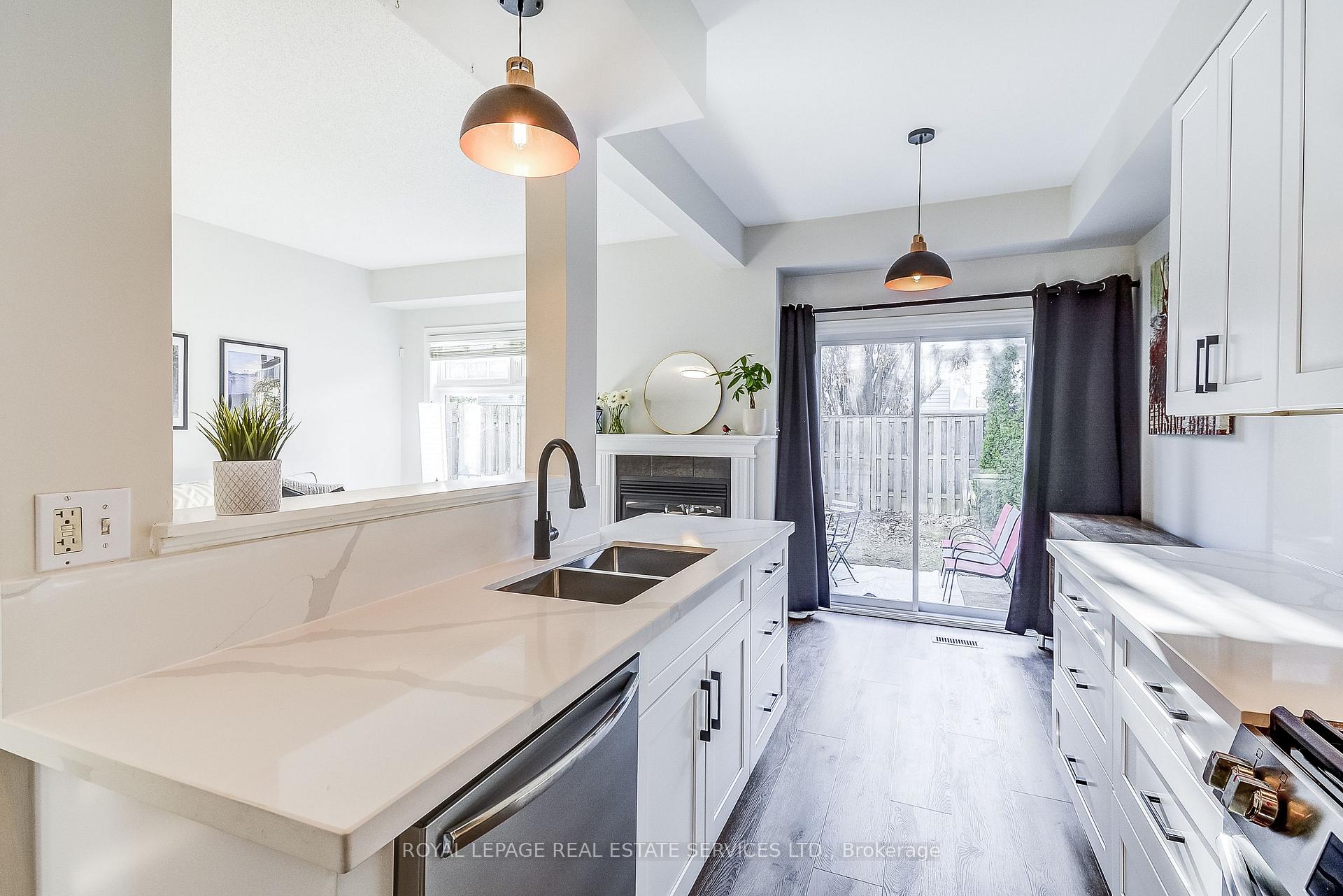 Photo 5 of Unit 3, 232 Stonehenge Drive, Hamilton, Meadowlands — HOMEH