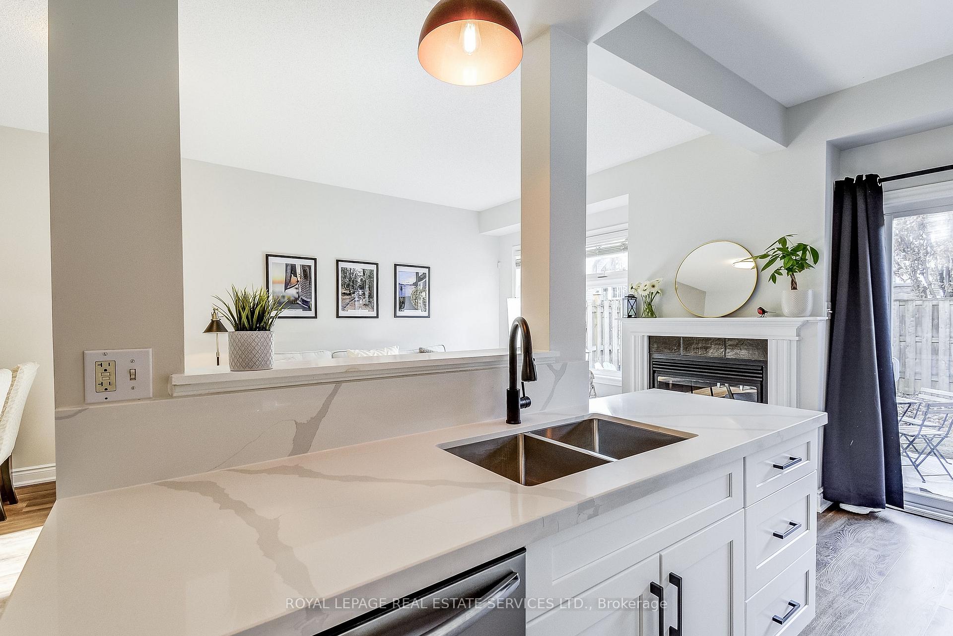 Photo 6 of Unit 3, 232 Stonehenge Drive, Hamilton, Meadowlands — HOMEH