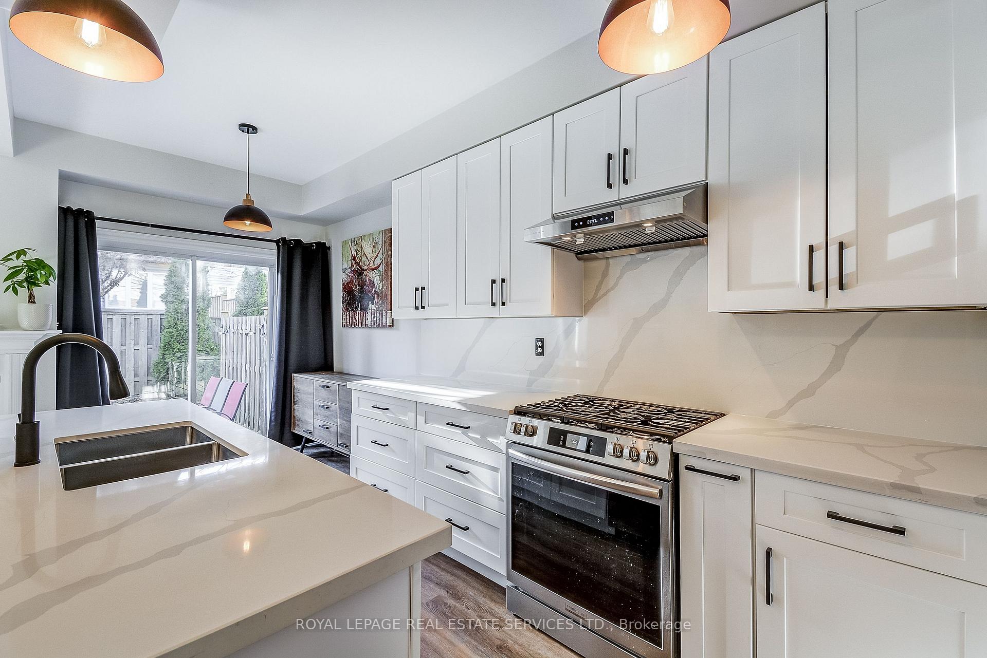 Photo 7 of Unit 3, 232 Stonehenge Drive, Hamilton, Meadowlands — HOMEH