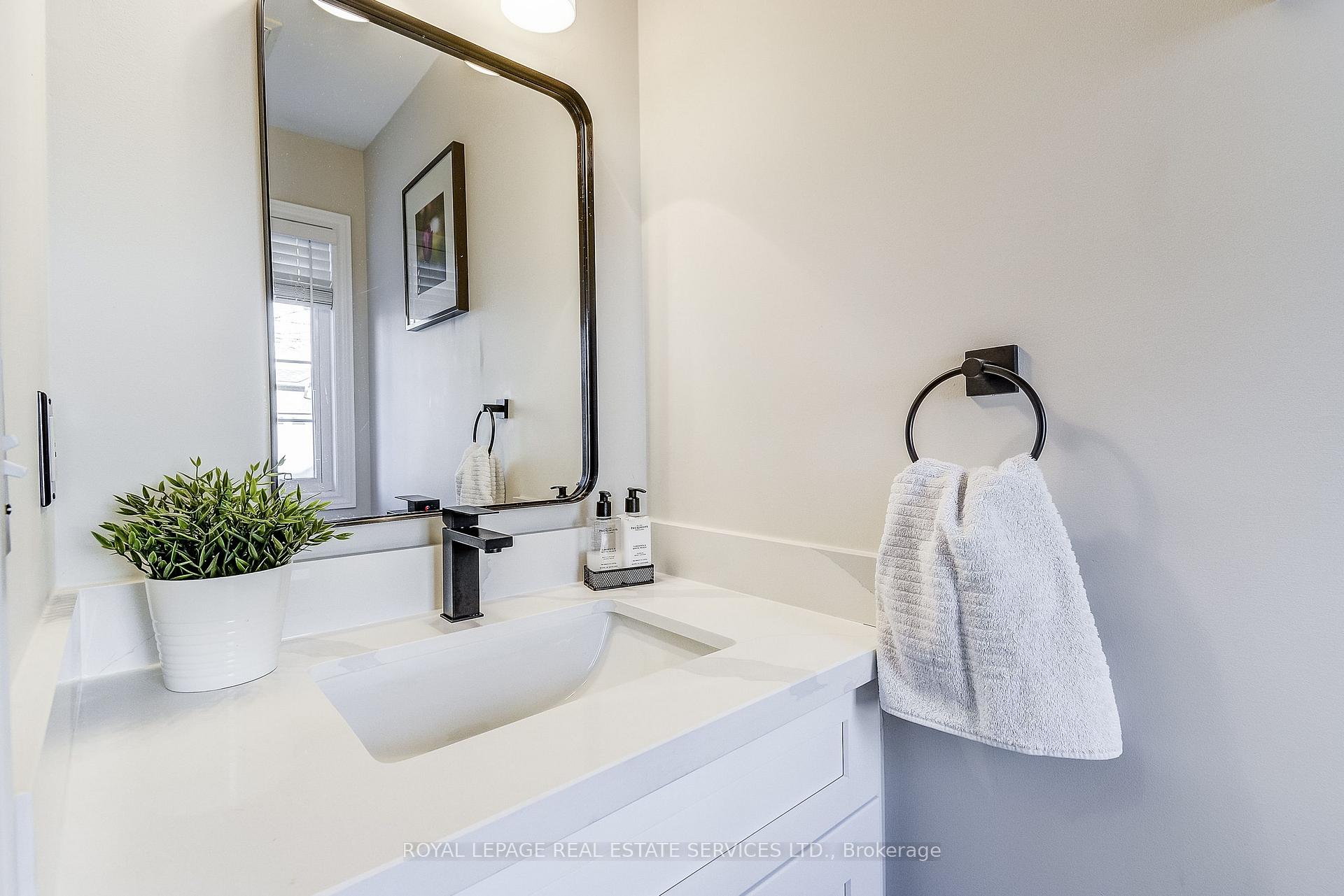 Photo 8 of Unit 3, 232 Stonehenge Drive, Hamilton, Meadowlands — HOMEH