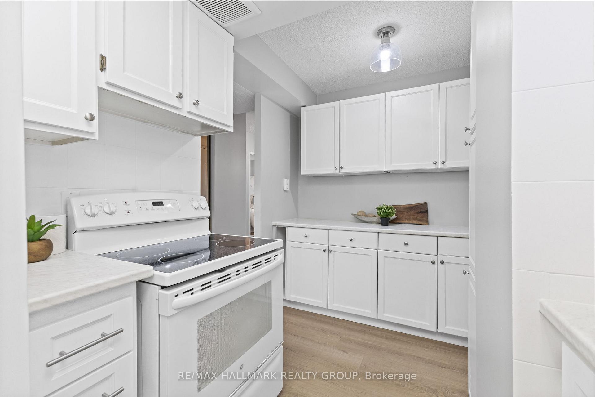 Photo 10 of Unit 1009, 555 Brittany Drive, Ottawa, Viscount Alexander Park — HOMEH