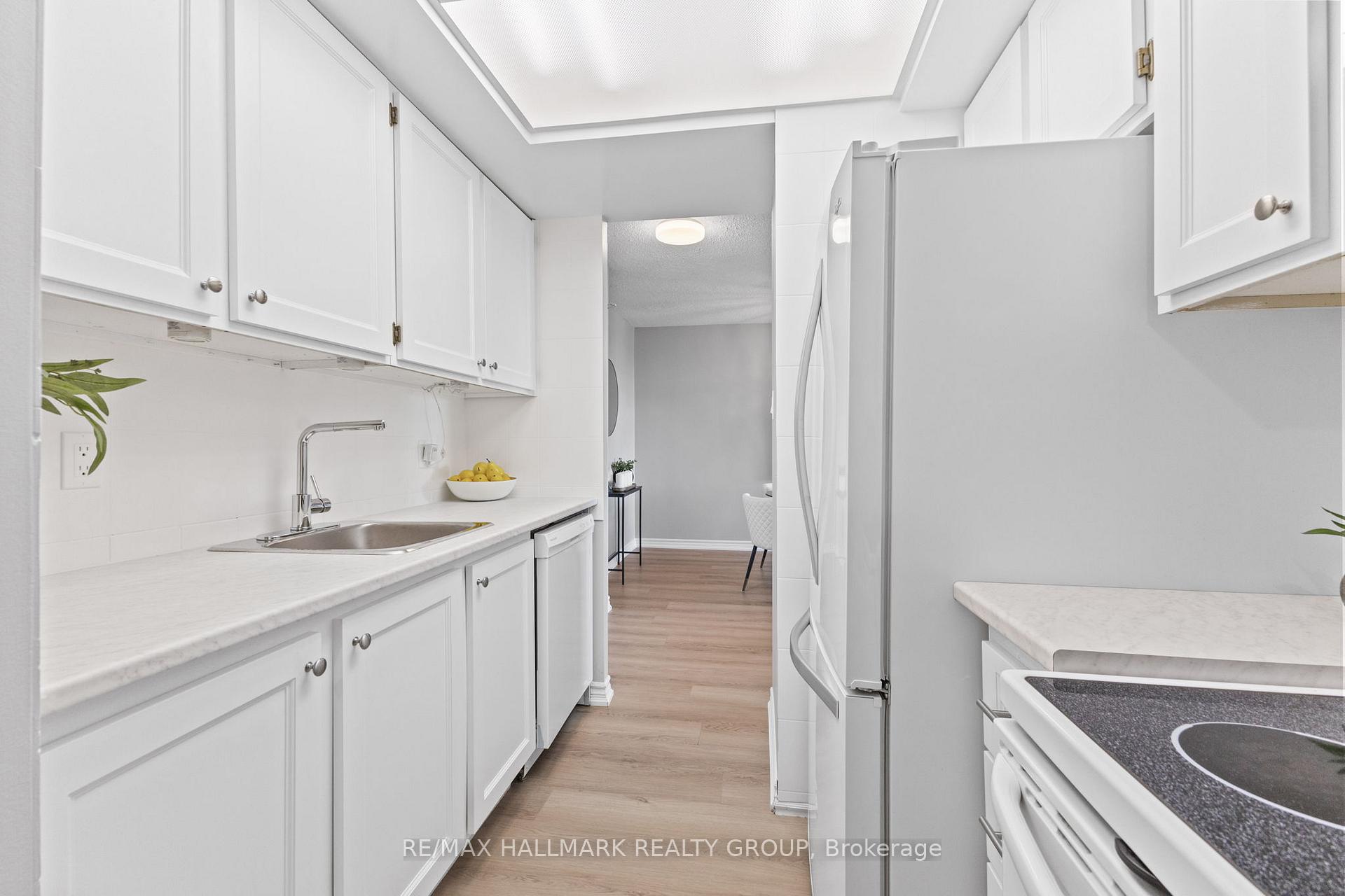 Photo 13 of Unit 1009, 555 Brittany Drive, Ottawa, Viscount Alexander Park — HOMEH