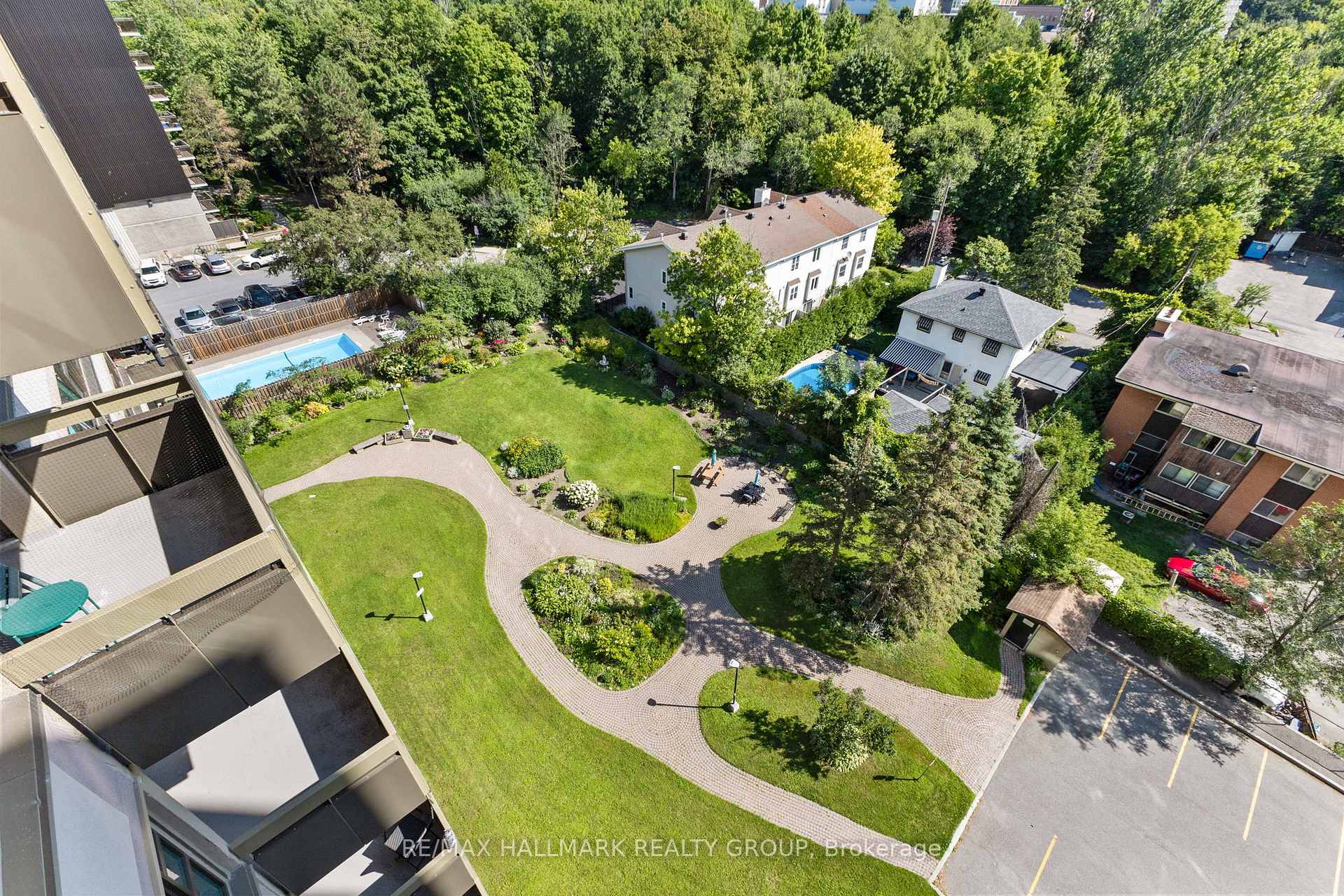 Photo 27 of Unit 1009, 555 Brittany Drive, Ottawa, Viscount Alexander Park — HOMEH
