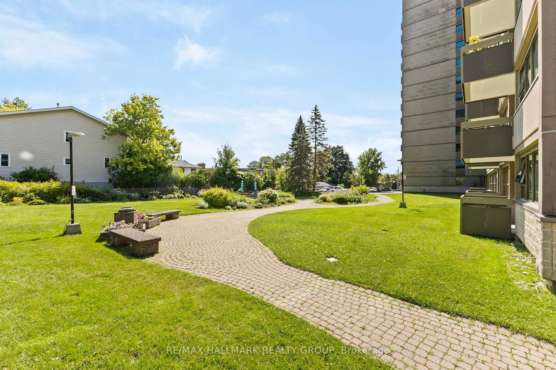 Photo 31 of Unit 1009, 555 Brittany Drive, Ottawa, Viscount Alexander Park — HOMEH
