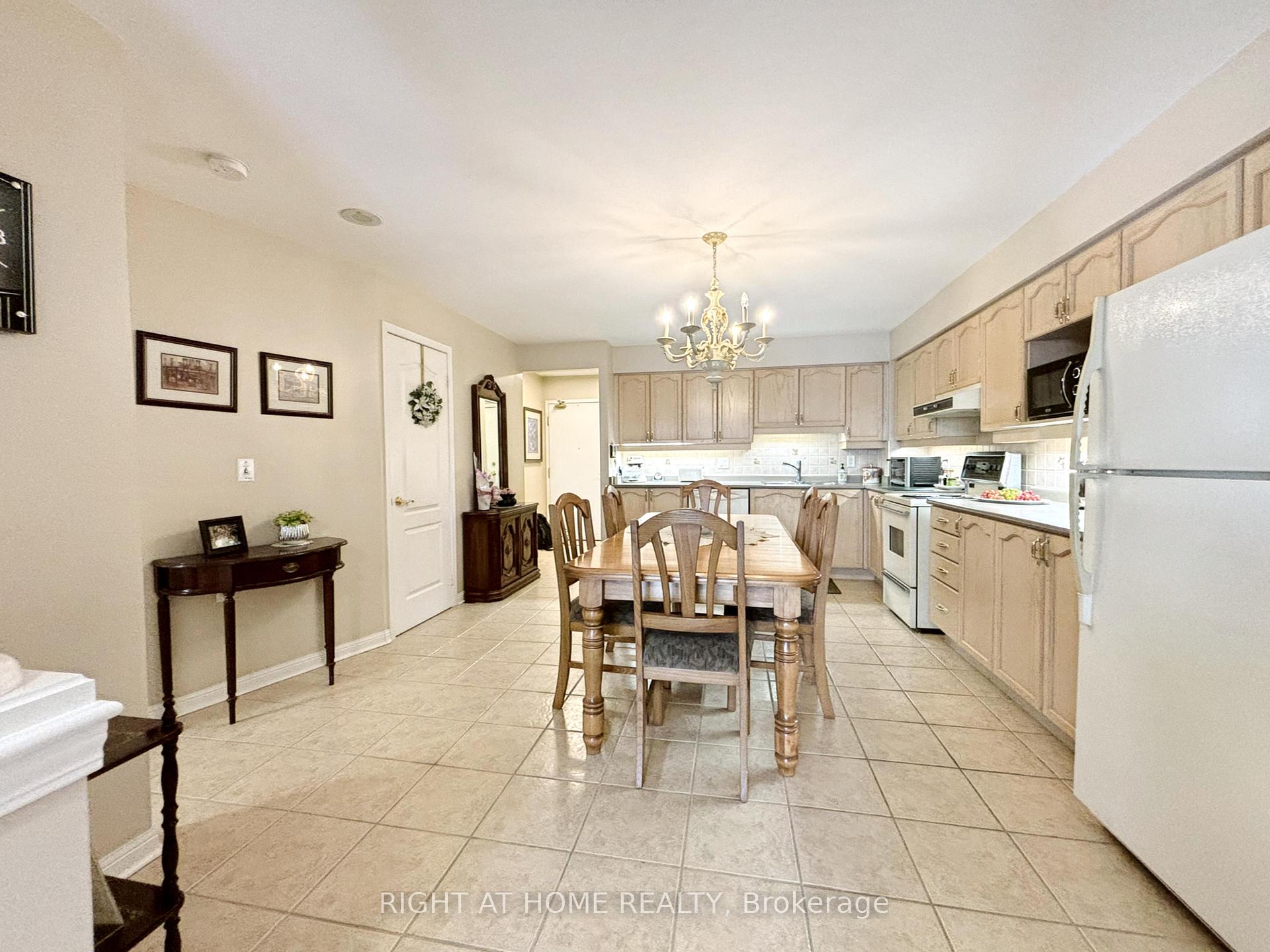 Photo 3 of Unit 211, 2500 Rutherford Road, Vaughan, Maple — HOMEH