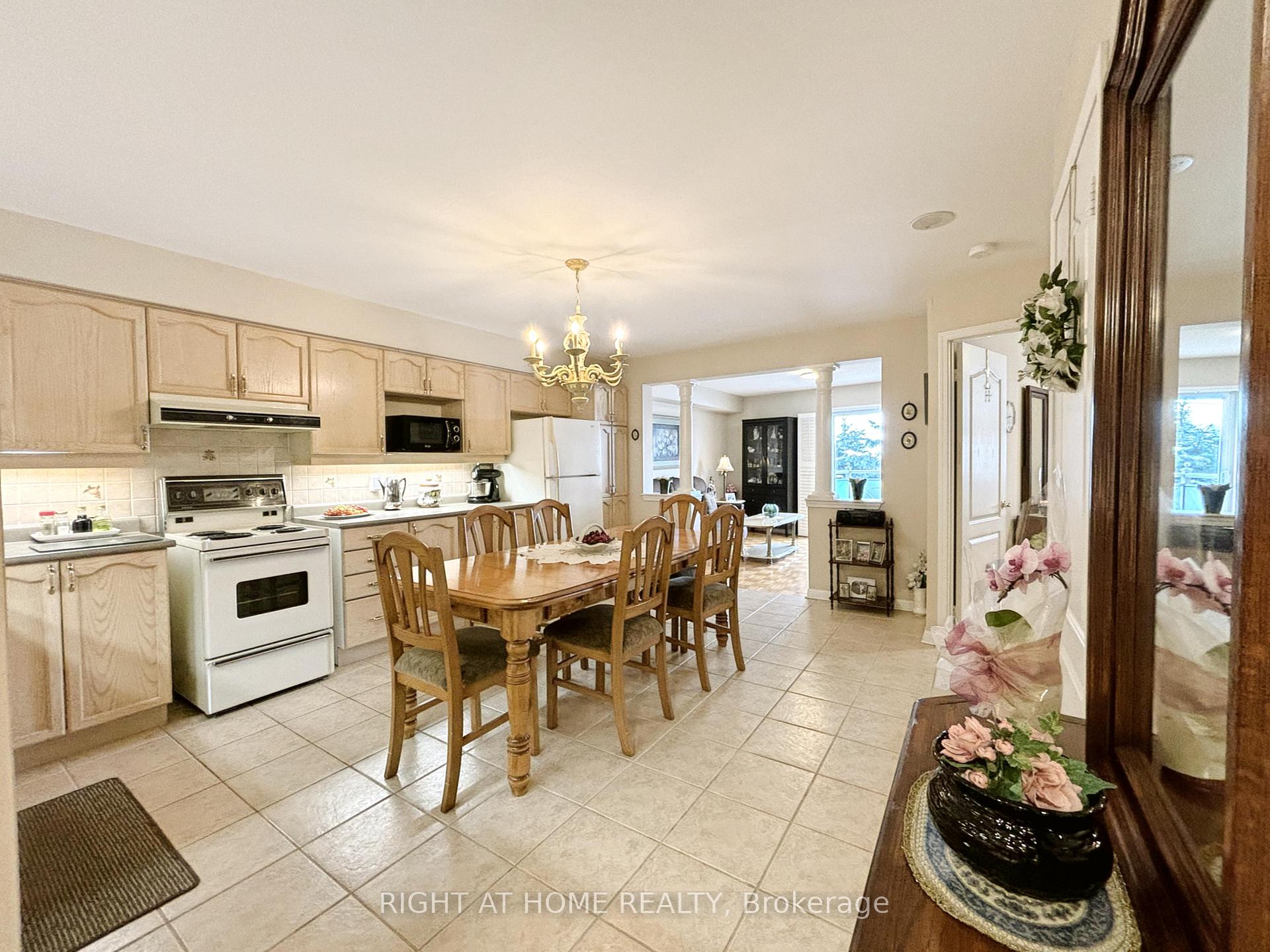Photo 5 of Unit 211, 2500 Rutherford Road, Vaughan, Maple — HOMEH