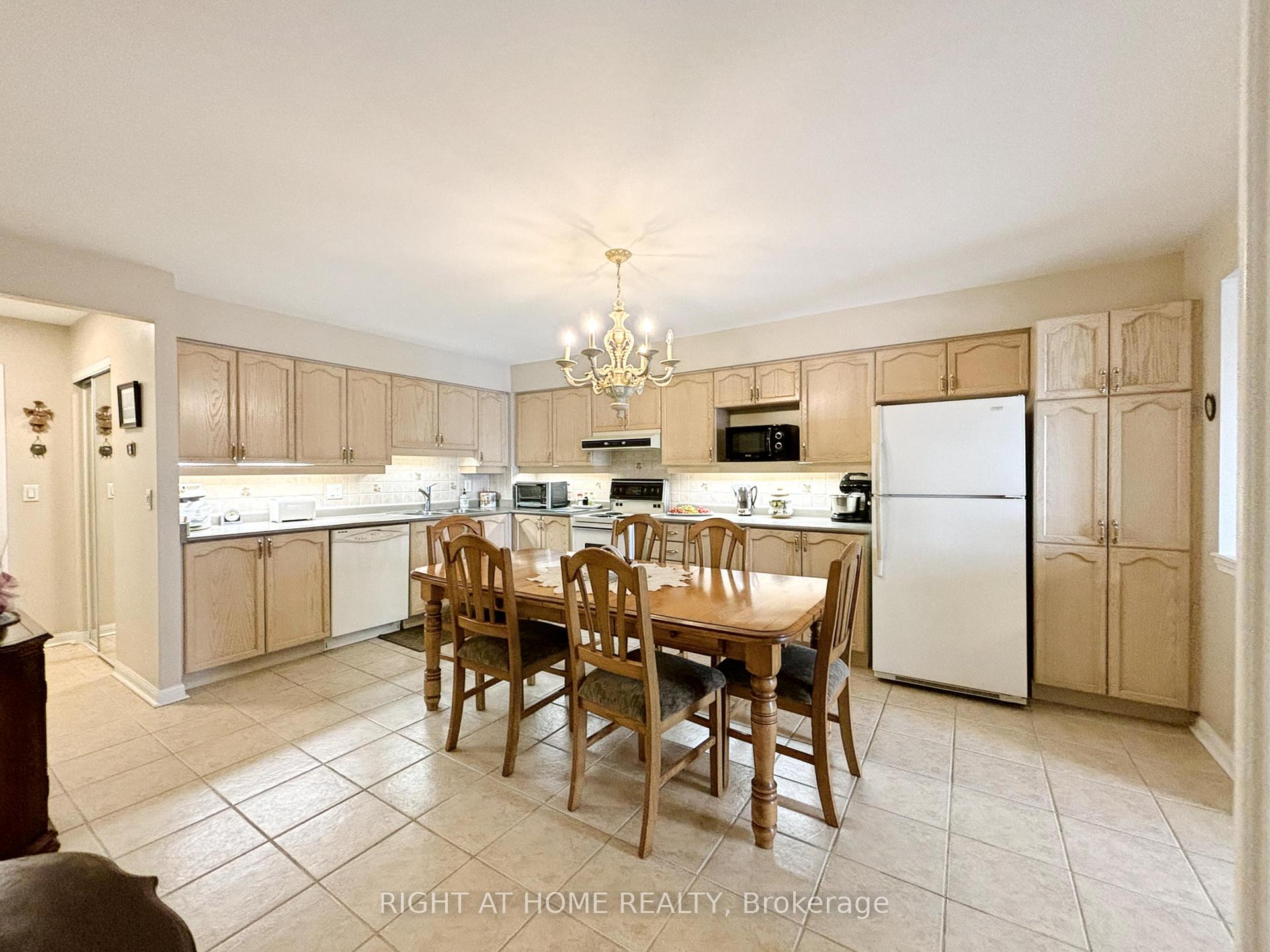 Photo 6 of Unit 211, 2500 Rutherford Road, Vaughan, Maple — HOMEH