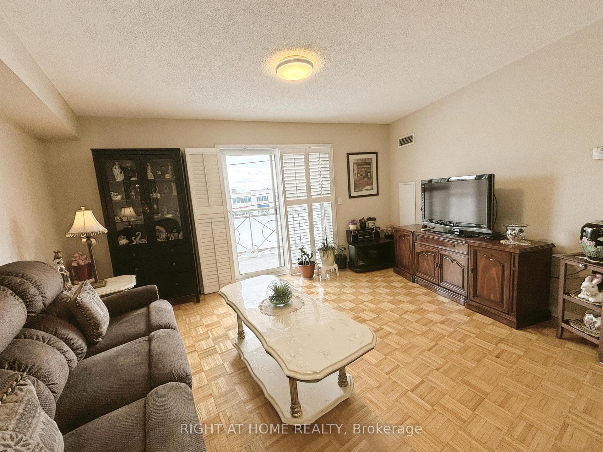 Photo 8 of Unit 211, 2500 Rutherford Road, Vaughan, Maple — HOMEH