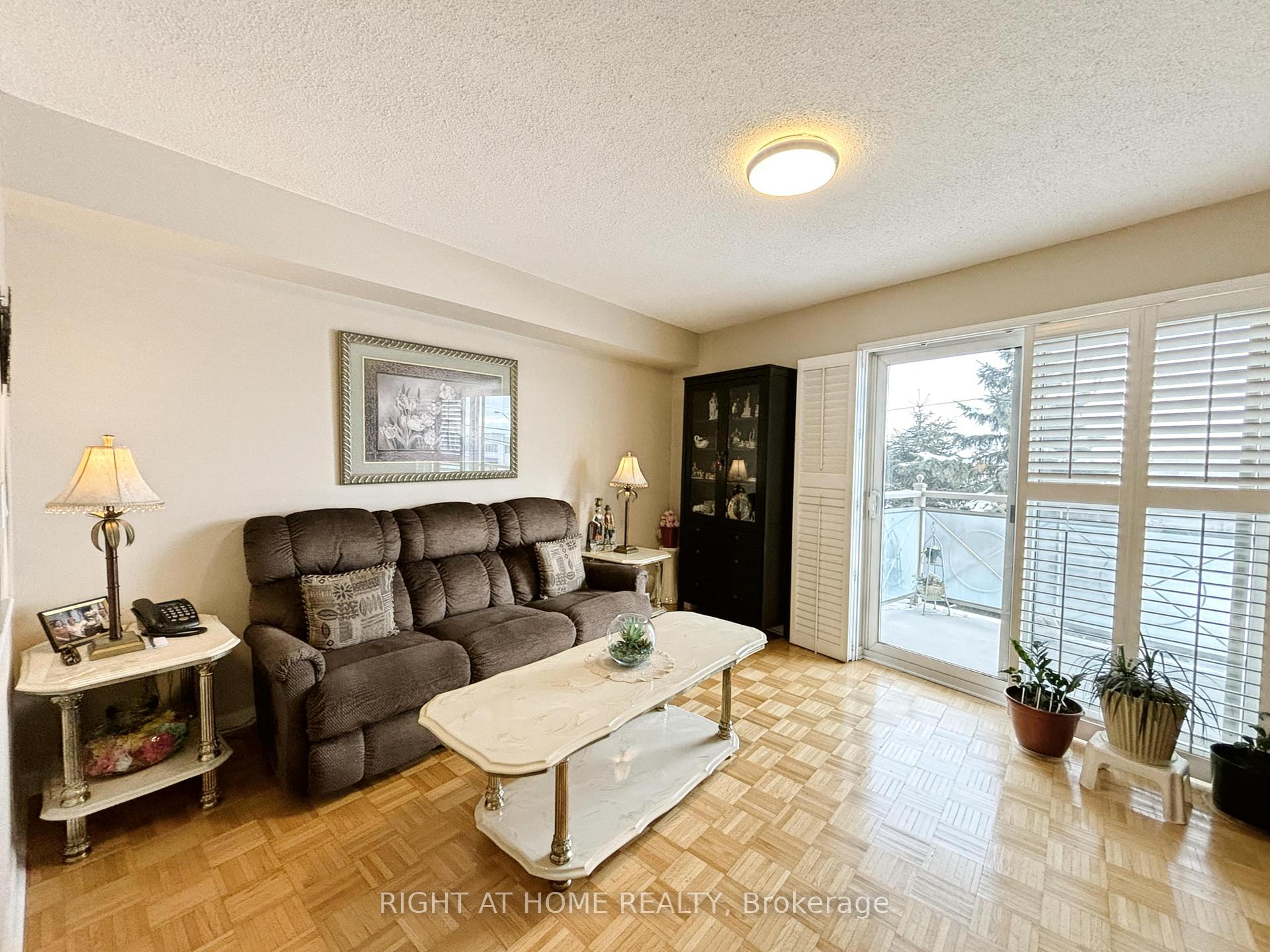 Photo 9 of Unit 211, 2500 Rutherford Road, Vaughan, Maple — HOMEH