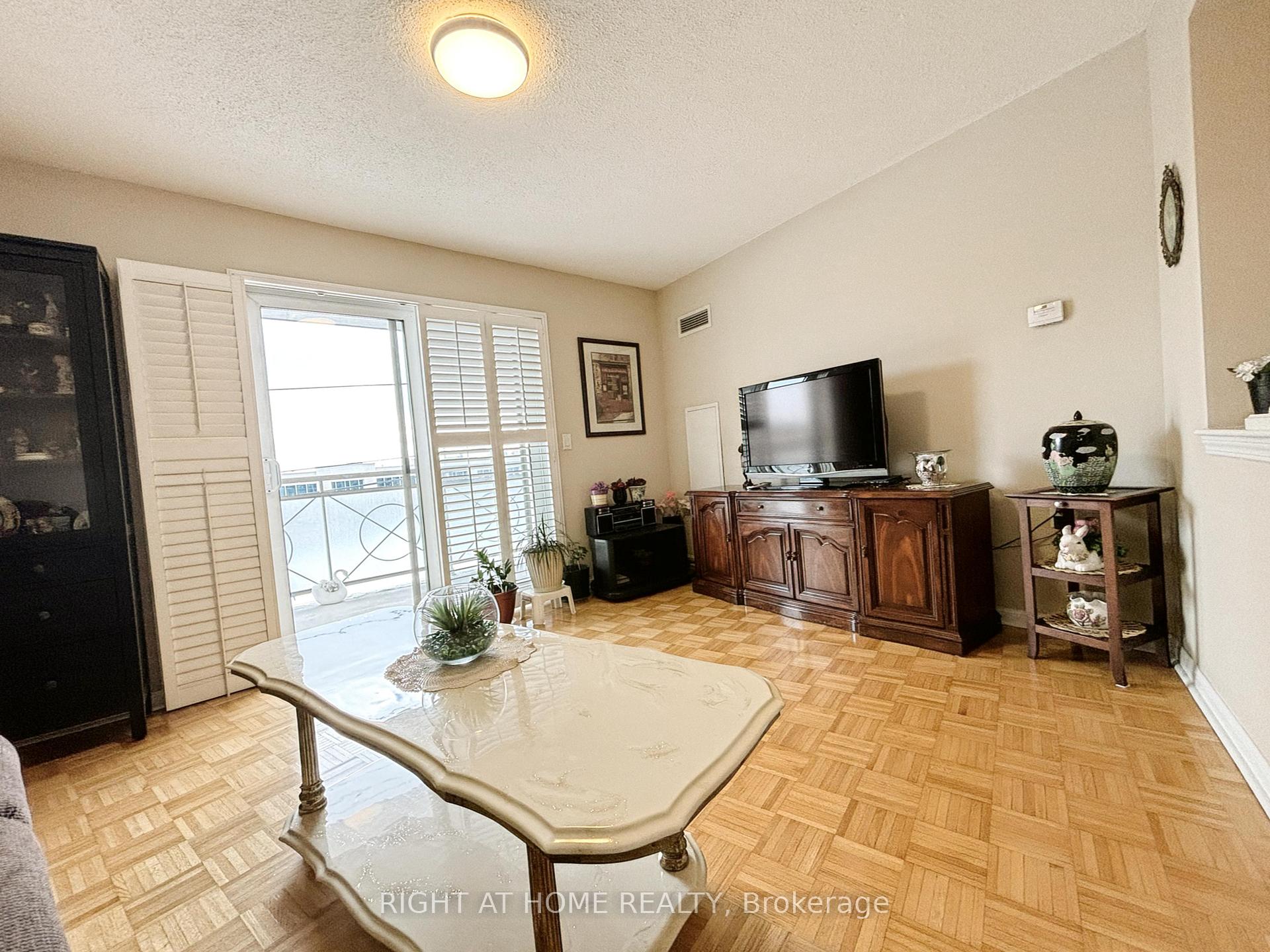 Photo 10 of Unit 211, 2500 Rutherford Road, Vaughan, Maple — HOMEH