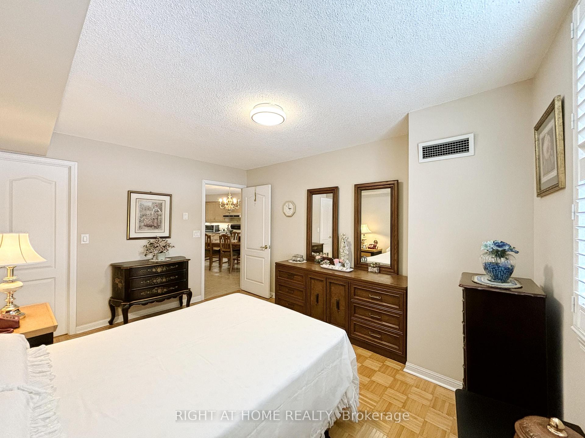 Photo 12 of Unit 211, 2500 Rutherford Road, Vaughan, Maple — HOMEH
