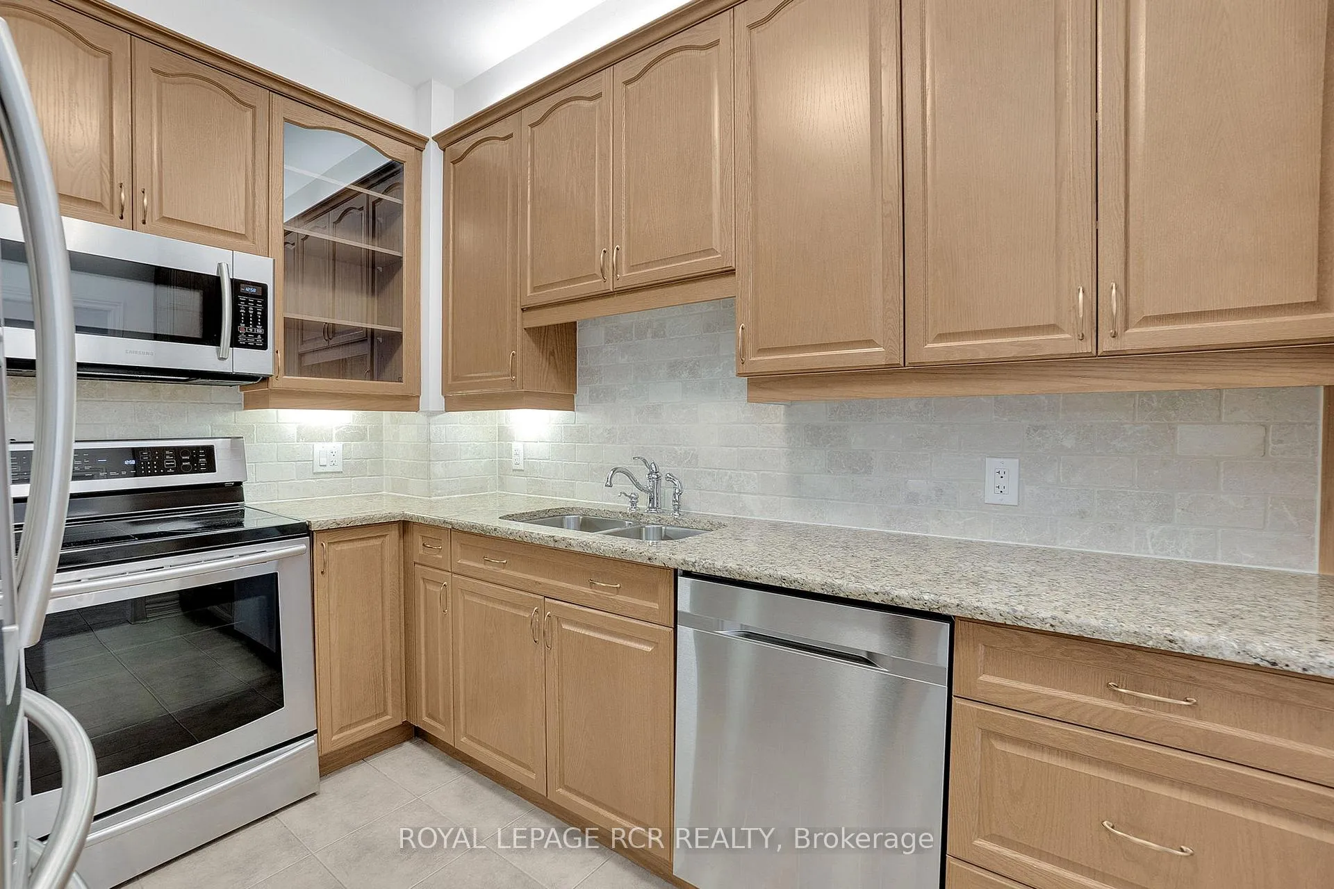 Photo 7 of Unit 403, 60 Ann Street, Caledon, Bolton West — HOMEH