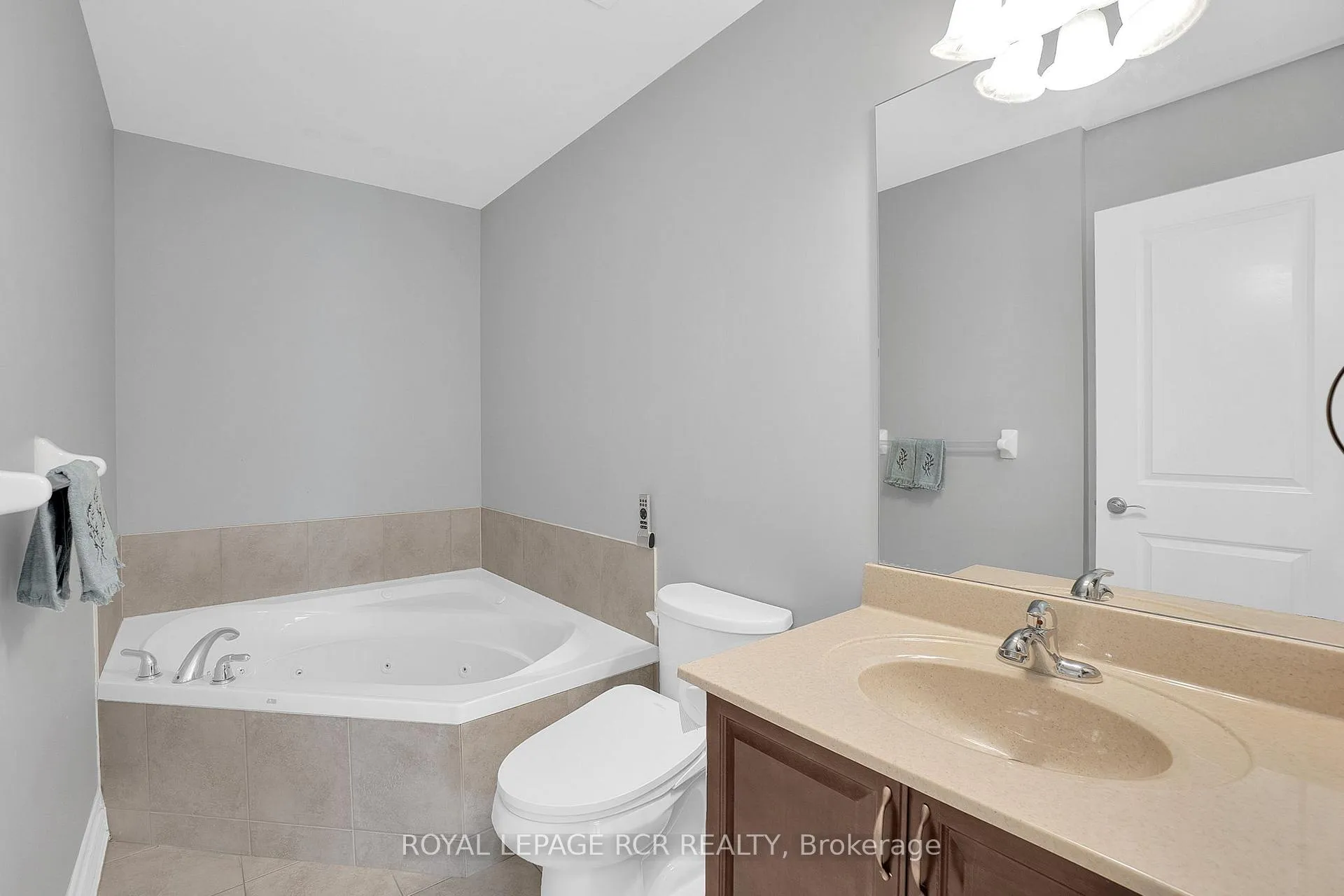 Photo 14 of Unit 403, 60 Ann Street, Caledon, Bolton West — HOMEH