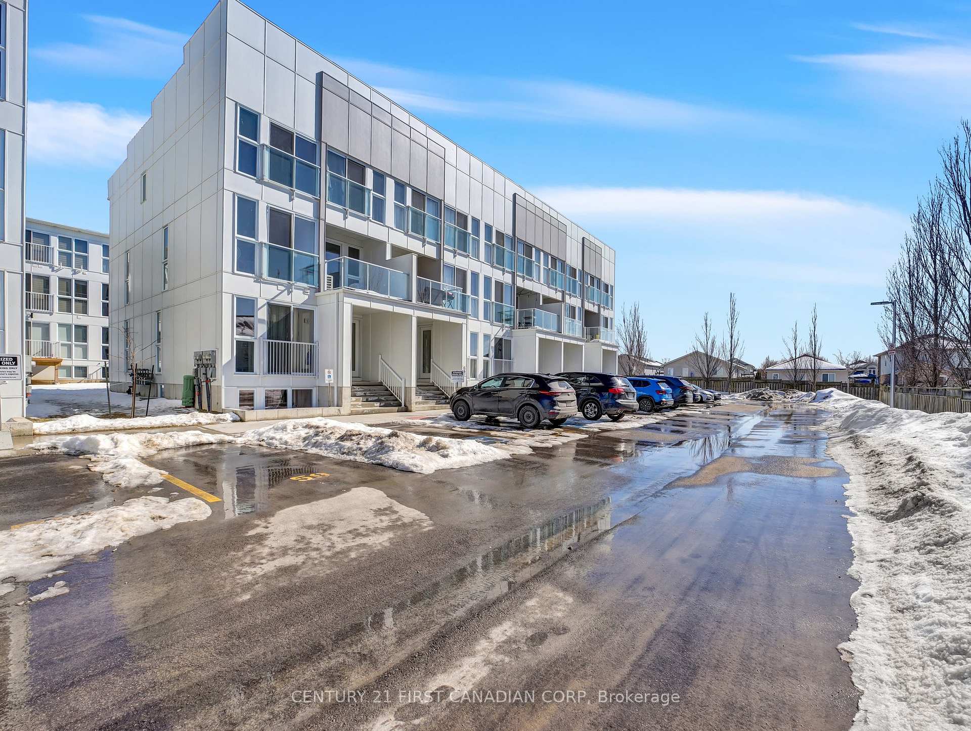 Front of Unit 67, 234 Edgevalley Road NE