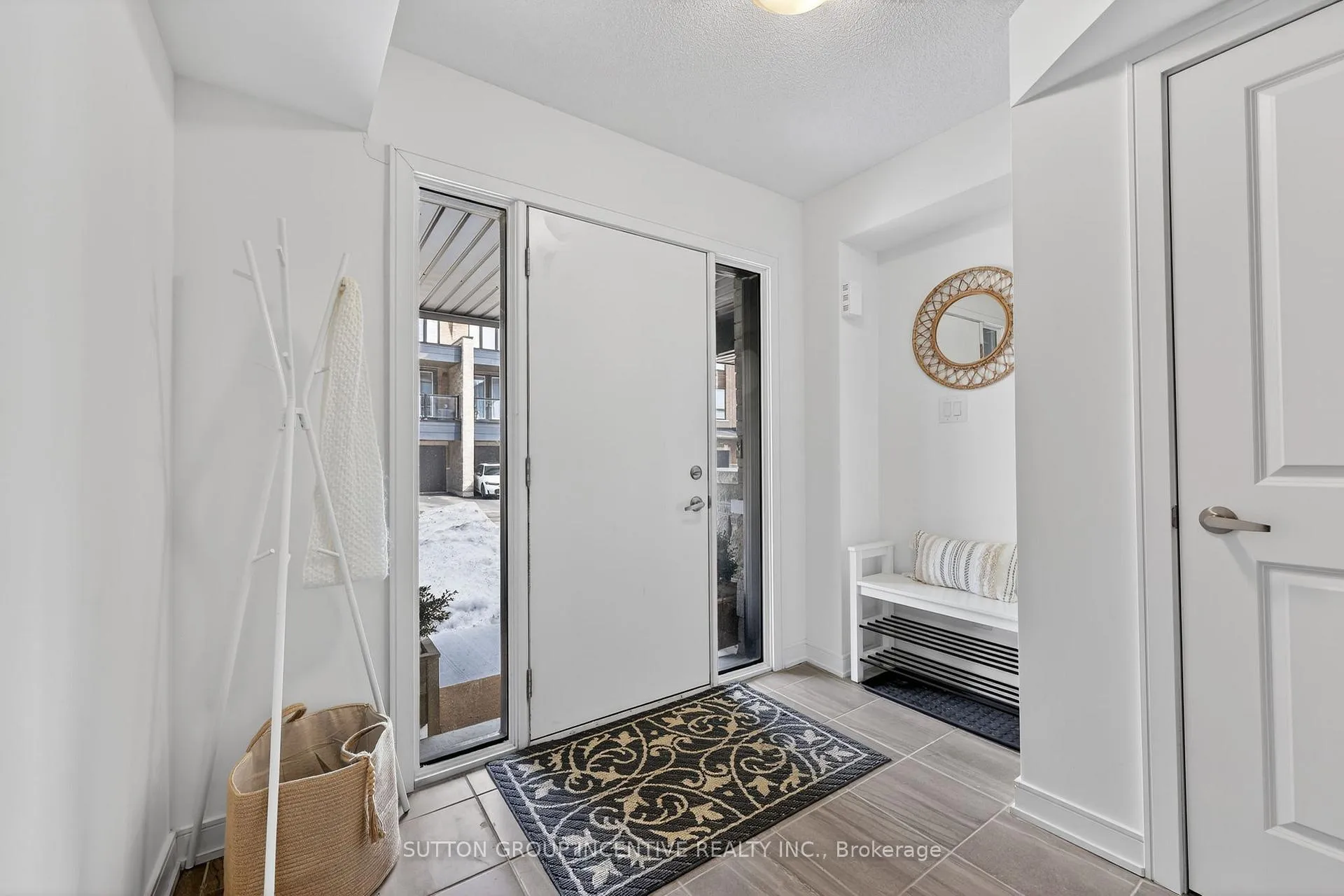 Photo 4 of 46 Spry Lane, Barrie, Innis-Shore — HOMEH