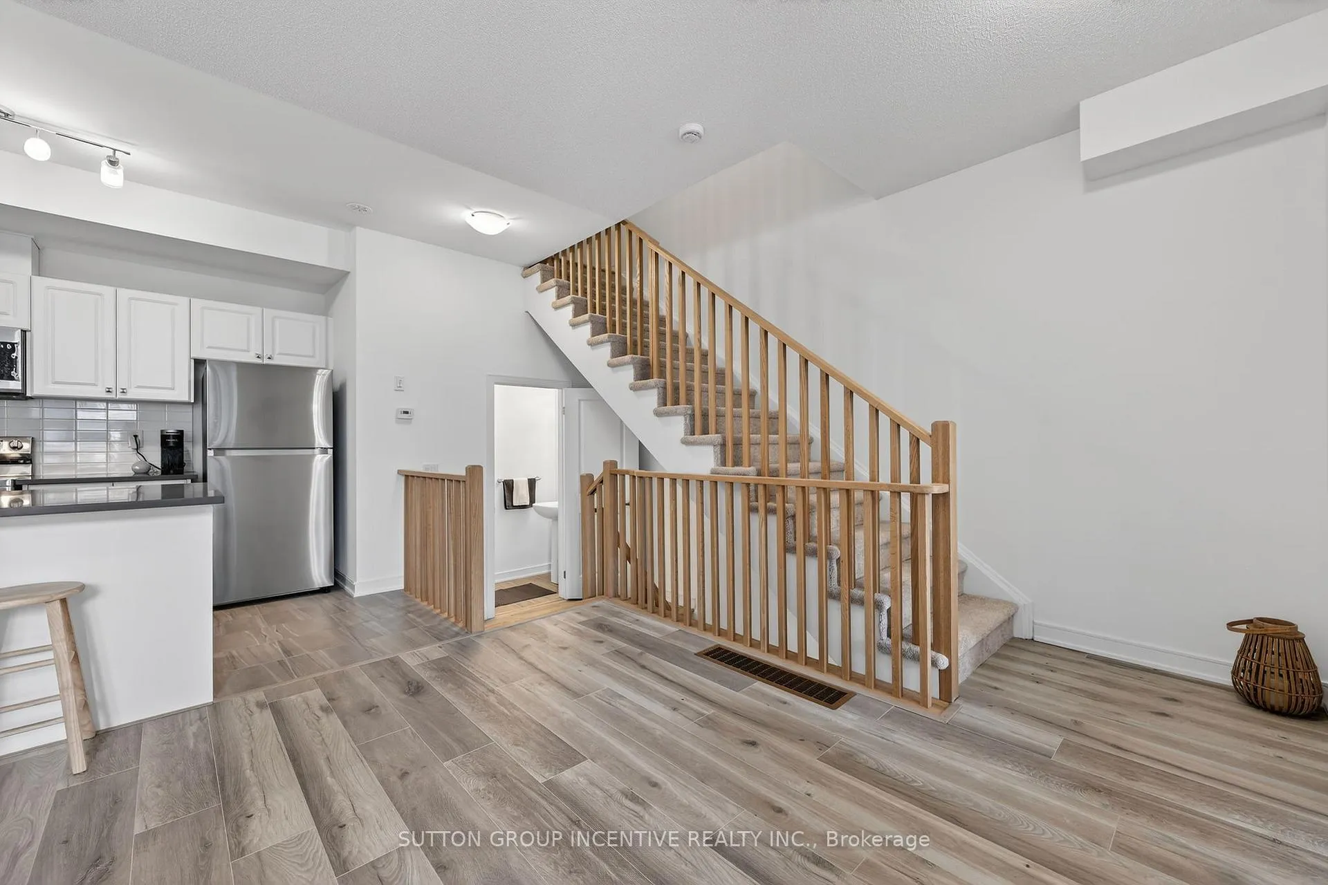 Photo 5 of 46 Spry Lane, Barrie, Innis-Shore — HOMEH